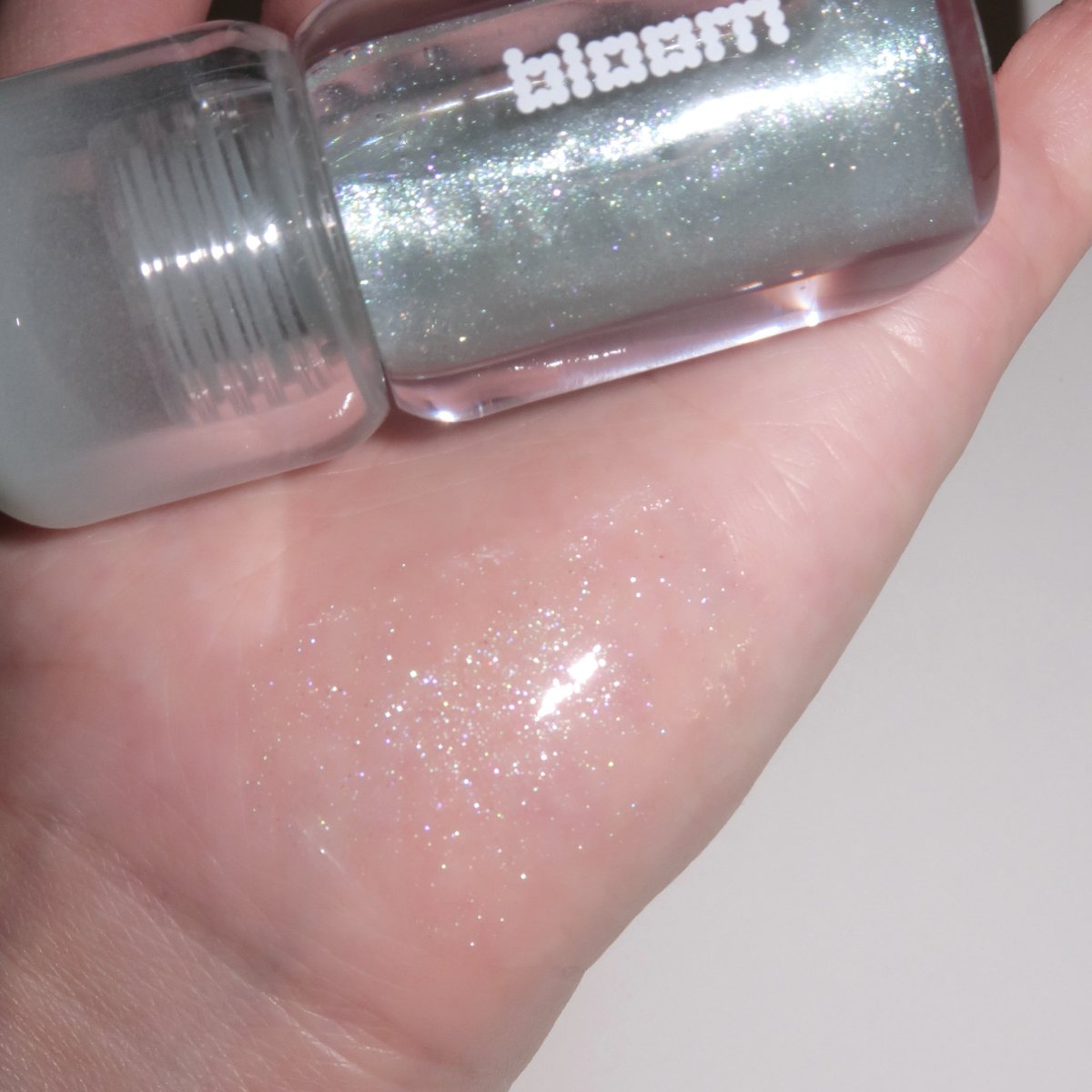 ninieein's tweet photo. 블룸 글로스 펄이 예뿌긴함.. 이거 처음 바른날 립정보 따였서요 https://t.co/U5uzp3H2QE