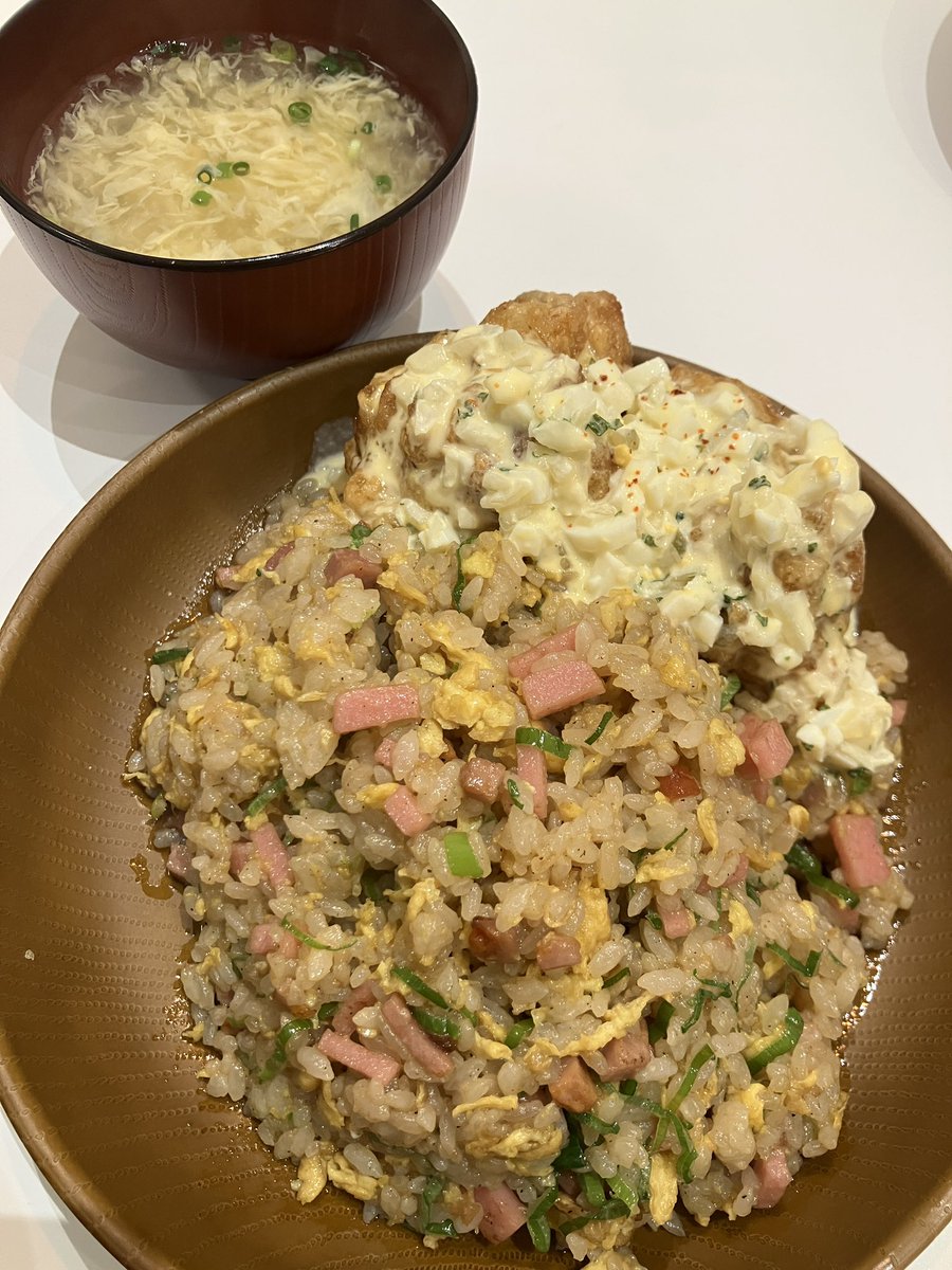 okamoto1974's tweet photo. 昼ご飯

#竹餃大学
#チャーハン
#チキン南蛮
#玉子スープ

チャーハンとチキン南蛮という贅沢な組み合わせ最高で最強‼︎ https://t.co/EAhrdioz3Q