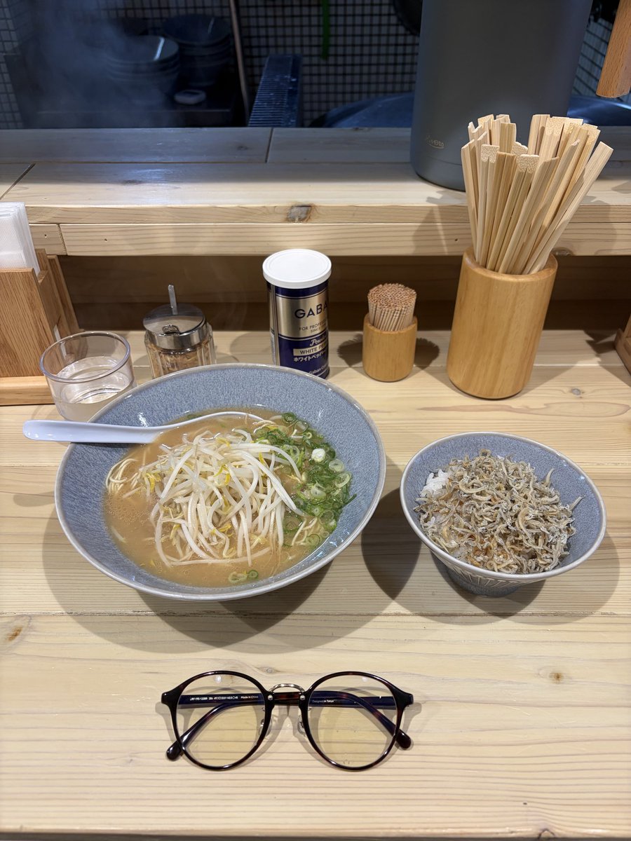 BoooooSato's tweet photo. お初の朝ラー！
ゆ希さん
前々から気になってたので突撃してきた。
食券も1番
ラーメンとジャコ飯。
うまかった〜
また行きまーす。
ごちそうさん！
この後しっかりジムで運動してきたよー https://t.co/II1IkgOG9m
