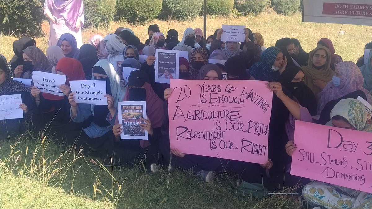 bhatshakir101's tweet photo. Agriculture graduates stage protest, demanding revocation of SRO 442, 433 and changes in recruitment policies.
@AgriGoI
@narendramodi https://t.co/f1ZFkmtIcd