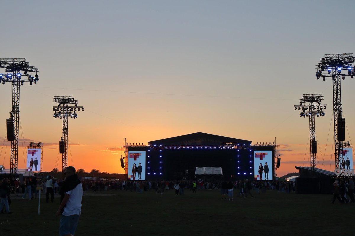 YESTECH_LED's tweet photo. Nearly 200 sqm of MT II created the entire stage at Bemowo Airport, bringing a clean and immersive visual experience to the show.Built for flexible stage applications, MT II combines 50%+ transparency, a magnesium-alloy dual-frame structure and  one-person operation. https://t.co/XH5ceAKYtW