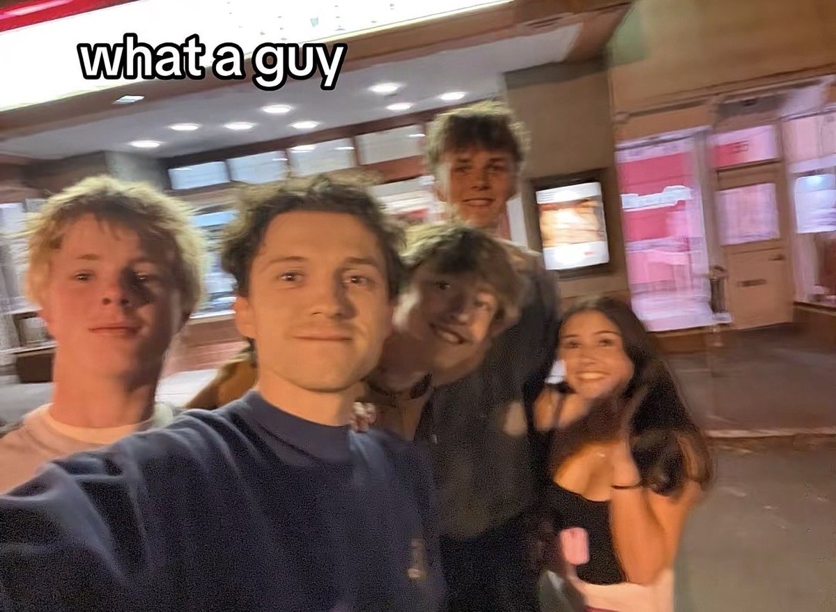 thollandrchives's tweet photo. Tom Holland with fans recently! https://t.co/2lXmYbg7hF