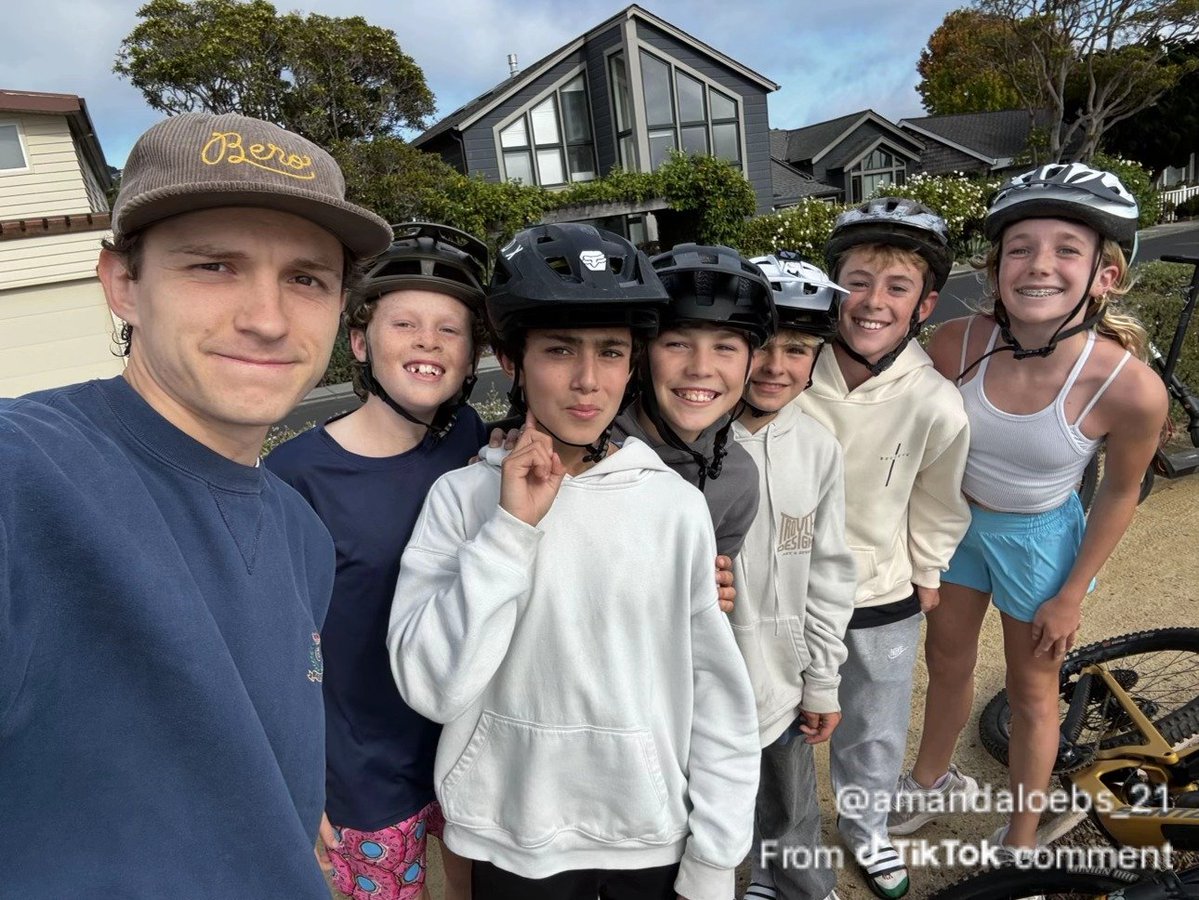 thollandrchives's tweet photo. Tom Holland with fans recently! https://t.co/2lXmYbg7hF