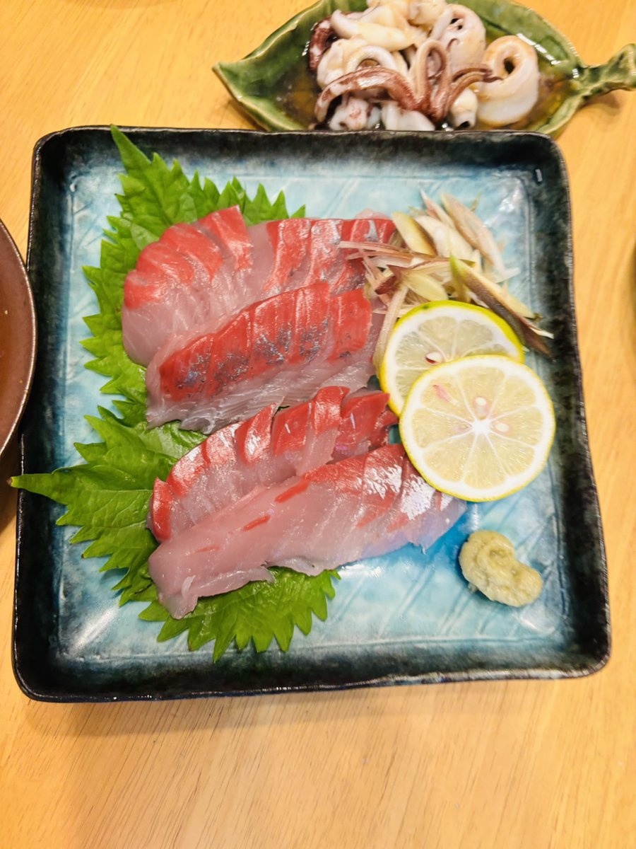 koyuki_official's tweet photo. 親が釣ってきたイナダとアオリイカ捌いた🤤 https://t.co/Tuf8vs3LKZ