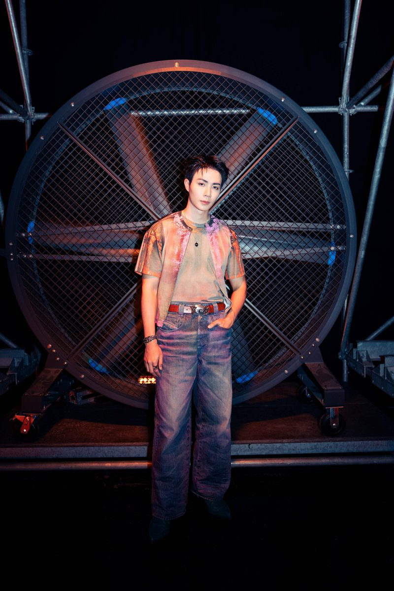 mintmag_th's tweet photo. หล่อฮอตไม่ไหว! เสิร์ฟความฮอตของหนุ่ม ‘ซี พฤกษ์’ จัดเต็มลุคสุดเท่ ขณะที่เดินทางมาร่วมชมแฟชั่นโชว์ DIESEL นำเสนอคอลเล็กชั่นใหม่ Spring Summer 2027 ที่จัดขึ้นเมื่อค่ำคืนที่ผ่านมา ณ กรุงมิลาน ประเทศอิตาลี 💚

ZEE PRUK MFW 2027
#DIESELxZEEPRUK
#ZeePruk
#Diesel
#DieselSS27
#MintNews https://t.co/hKRxO0dLo0