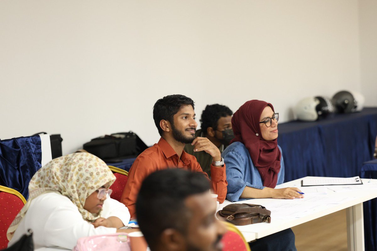 SFdevelopmentMV's tweet photo. ސައިން ލެންގުެއެޖް  އިންޓަރޕްރިޓަރސް ސްކިލް ޑިވަލޮޕްމަންޓް ތަމްރީނުގެ ތެރެއިން.

Sign Language Interpreters Skill Development Training https://t.co/7ukG6n0vwX