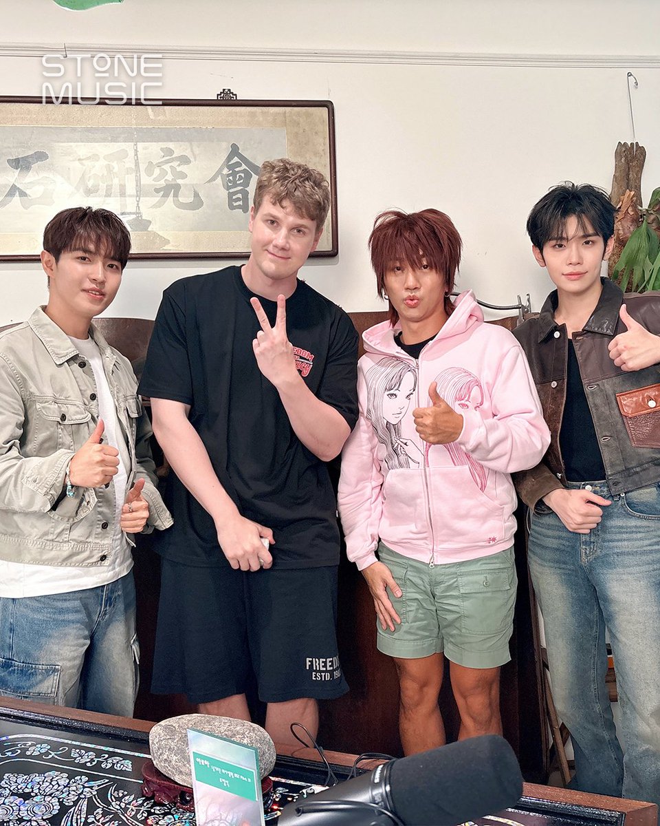 StoneMusicEnt's tweet photo. 수석연구원 김재환 & 김태래
6화 게스트 다나카 & 레오!
즐거운 추석 연휴 수석연구회와 함께 흥겹게 즐기고 계신가요?!🎊

아직 못 보신 분들은 지금 바로 스톤뮤직 유튜브, 스포티파이에서 풀버전으로 만나보세요!
👉스톤뮤직 YT: https://t.co/ehpp33uA5j
👉Spotify: https://t.co/JtOZSDqOAl

#스톤뮤직 #STONE_MUSIC
#수석연구회 #STONE_SEMINAR #김재환 #김태래
#다나카 #레오 #TANAKA #LeoRanta