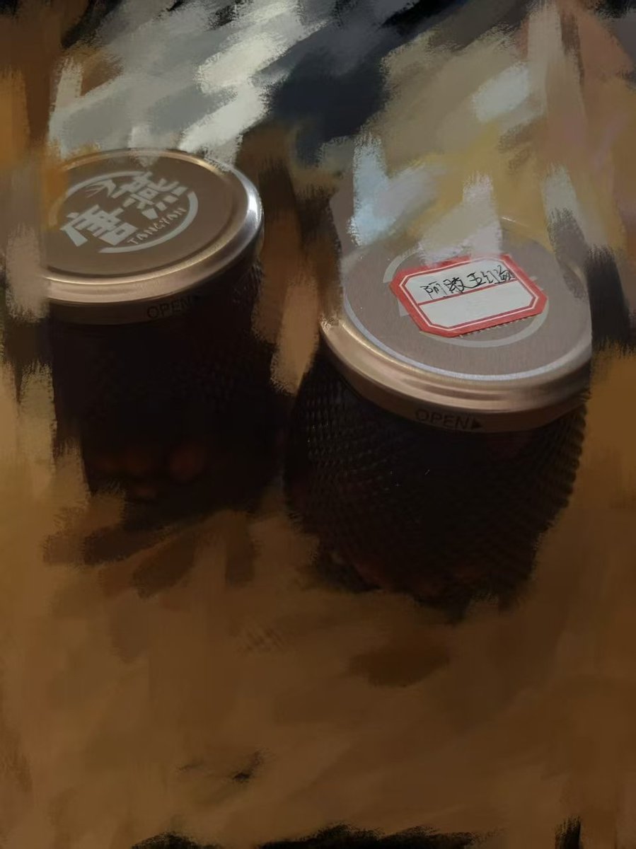 baozaohf's tweet photo. 没更新的日子都在被哥哥们爱，还有几个弟弟，哈哈哈哈哈哈，两个图片足以代表很多很多老粉
最近调理身体，喝不了最爱的星冰乐，没事，有暖心的哥哥宠我😏
（后续都戒冰了，常温的都不行，身体有点寒，调理而已） https://t.co/td0TyNrhLQ