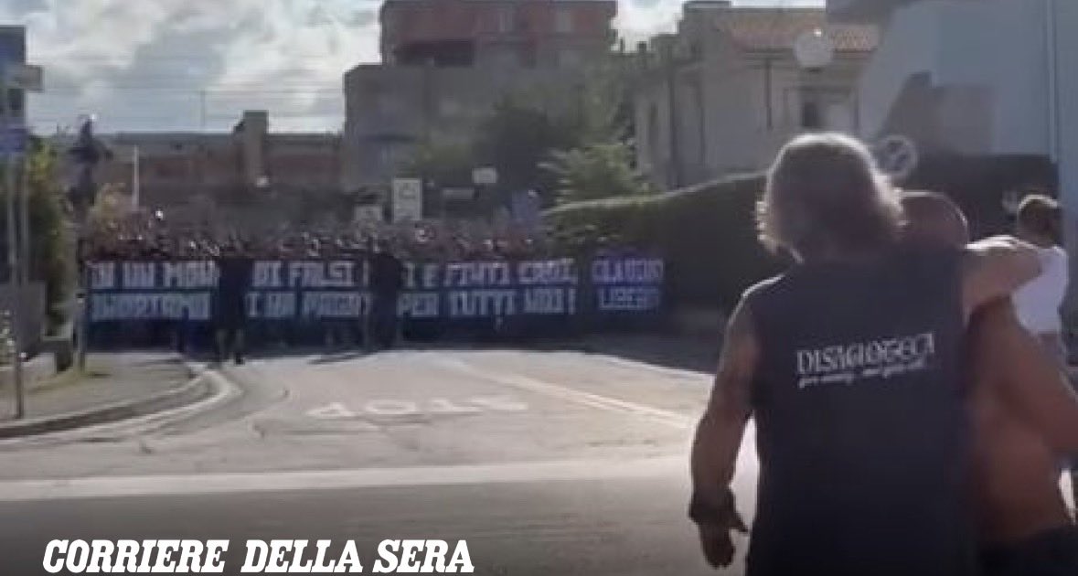 klyczki's tweet photo. Avellino ultras made a 300+ km detour on their way to Ascoli just to visit Claudio Bocia Galimberti, the historic leader of Atalanta’s Curva Nord.

They marched to his home chanting Claudio libero and unveiled a banner in his honour.

#Atalanta #Avellino #Ultras https://t.co/SRvkXXx9Yu
