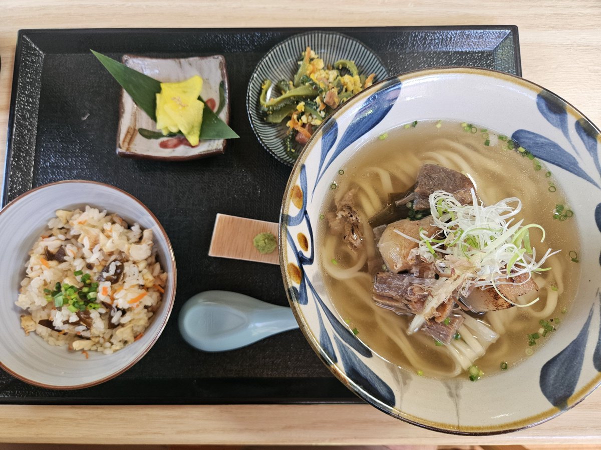 tetteree23's tweet photo. 恩納村にある、『崎濱製麺』さんの沖縄そばセット✨

嘉手納町にある『いずみや』さん
おでんセットにてびちを付けて大満足
🍢✨

最後は、友人の奥様が作ってくれた、【きゅうりとミントのサンドイッチ】
イギリスの伝統的な軽食みたいで、
口の中さっぱりで、美味しかった😍🥪 https://t.co/ilpdq7nqrA