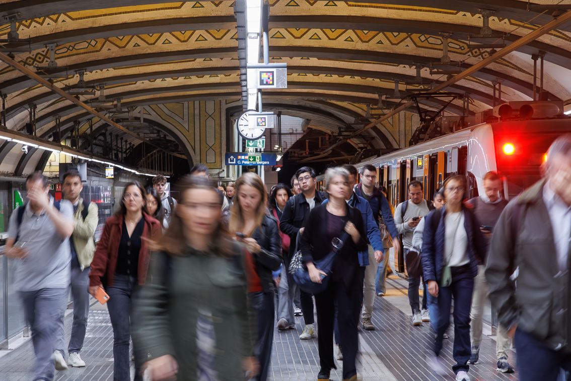 ATMbcn's tweet photo. 🎆La xarxa de transport públic reforça el servei amb motiu de les festes de #LaMercè 2026.

Els operadors ampliaran l’oferta per facilitar els desplaçaments i donar resposta a l’augment de la demanda previst per les festivitats de la capital catalana.

➕ℹ️https://t.co/JKS7lJpKQ0 https://t.co/MMPSo0EZqy
