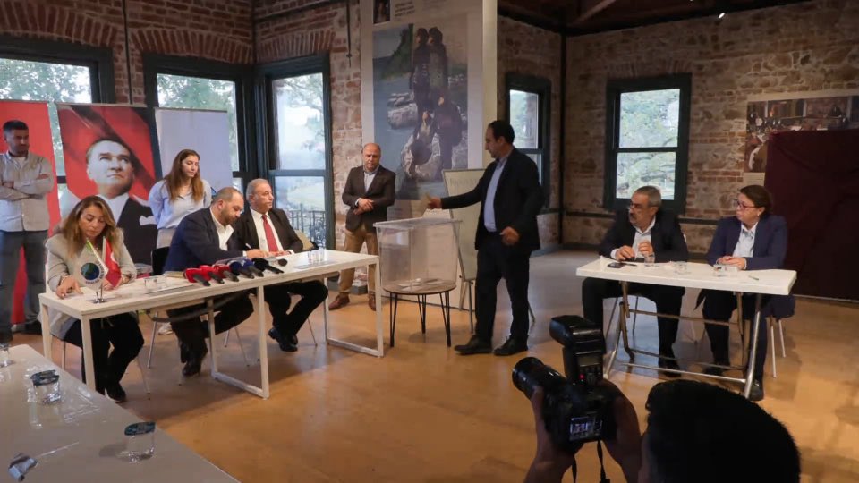ToplumsalMht177's tweet photo. Adalar Belediyesi AKP’ye geçti!

Adalar Belediye Başkanı Ali Ercan Akpolat’ın 23 Haziran’da tutuklanmasının ardından bugün yapılan başkanvekilliği seçiminde AKP’nin adayı Kemal Türkyılmaz seçildi.