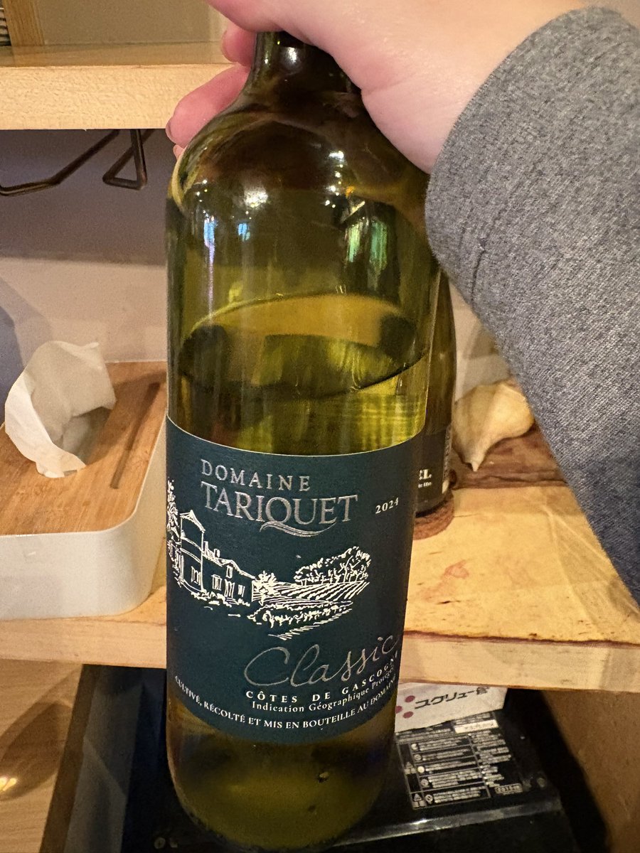 Roar_suki's tweet photo. 11〜16時、ワイン120種類飲み放題、食べ物持ち込み自由の狂気のお店に行ってきたよ…！！
リーズナブルなものが多いけど、色んな品種を飲み比べられてたのしかったよ🥰
デパートでサラダを買っていきました笑 https://t.co/VUg4HDrakl