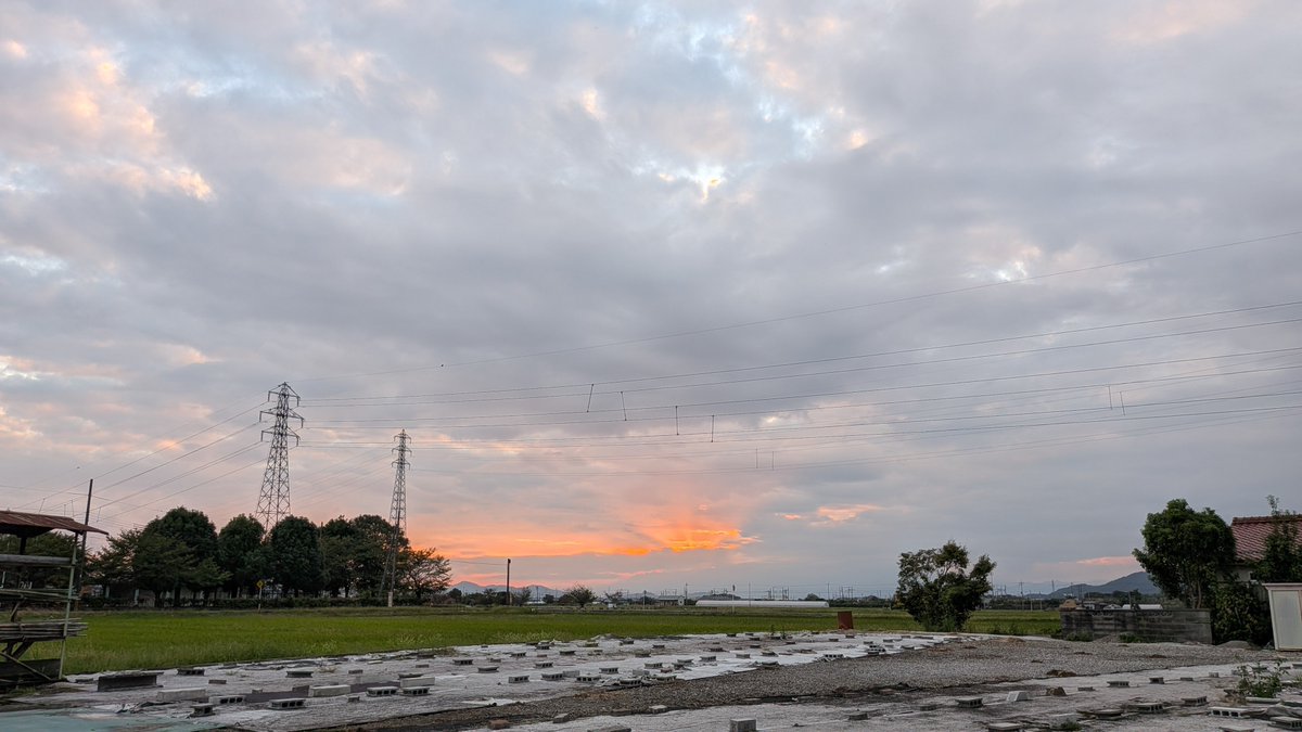 ynotsu's tweet photo. 少しだけ夕焼け🌇 https://t.co/SEFdi7Pqix