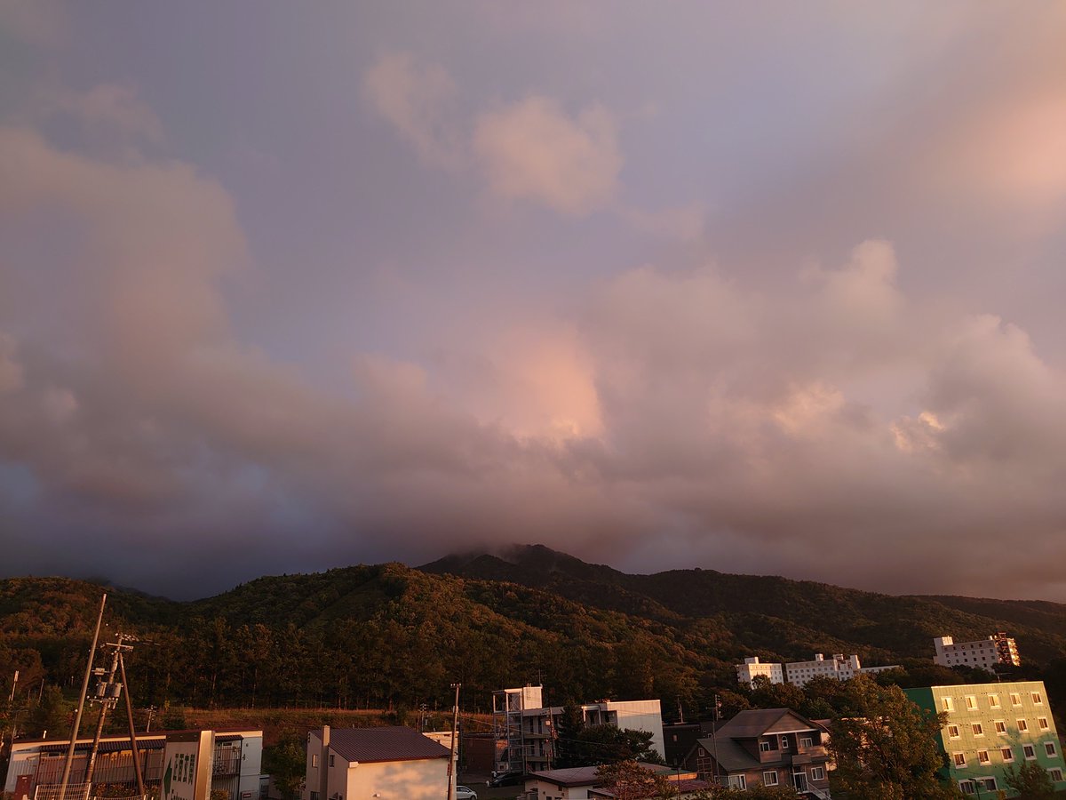 rokamz's tweet photo. 9/22(火)の夕暮れ時@知床ウトロ
シルバーウィークの後半はウトロの家でほぼ引きこもってました。
つまらん… https://t.co/jeHVcH0cei