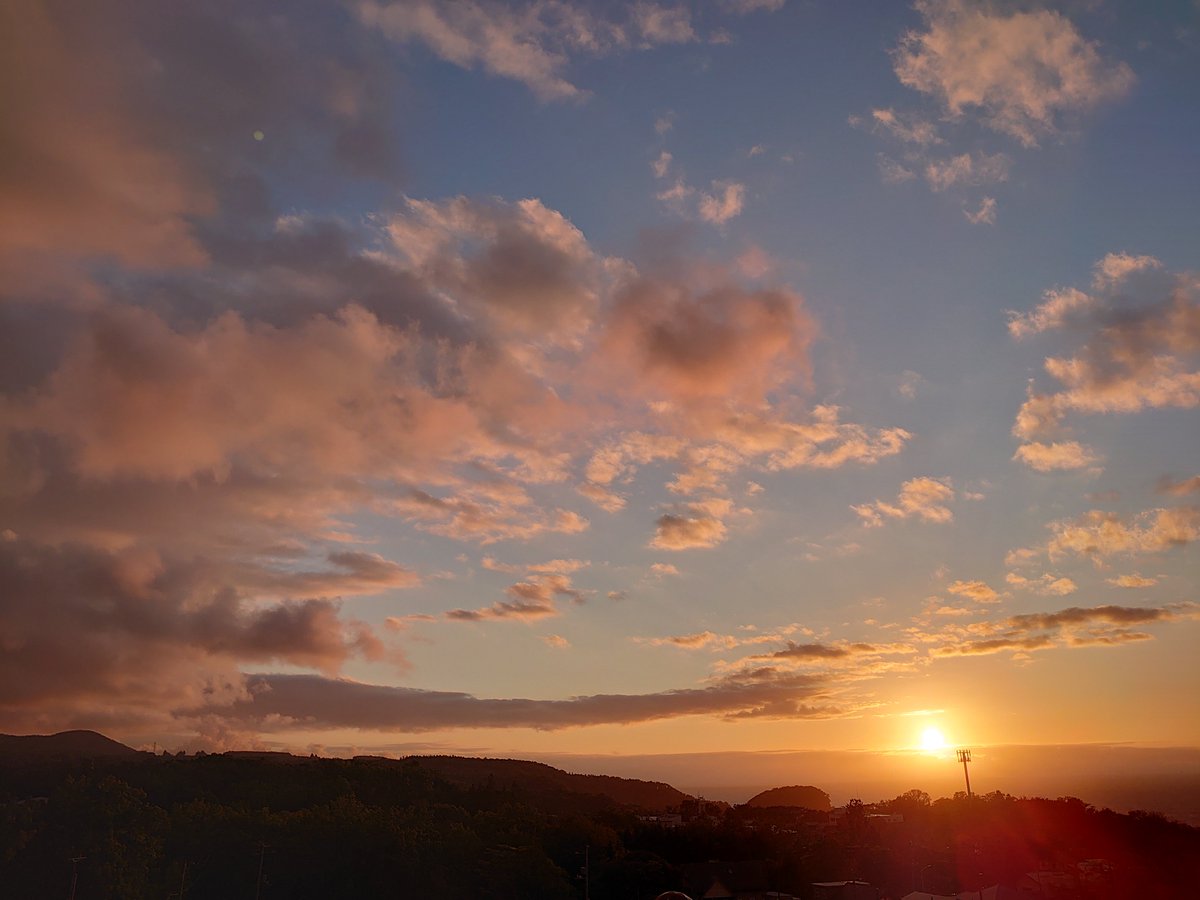 rokamz's tweet photo. 9/22(火)の夕暮れ時@知床ウトロ
シルバーウィークの後半はウトロの家でほぼ引きこもってました。
つまらん… https://t.co/jeHVcH0cei
