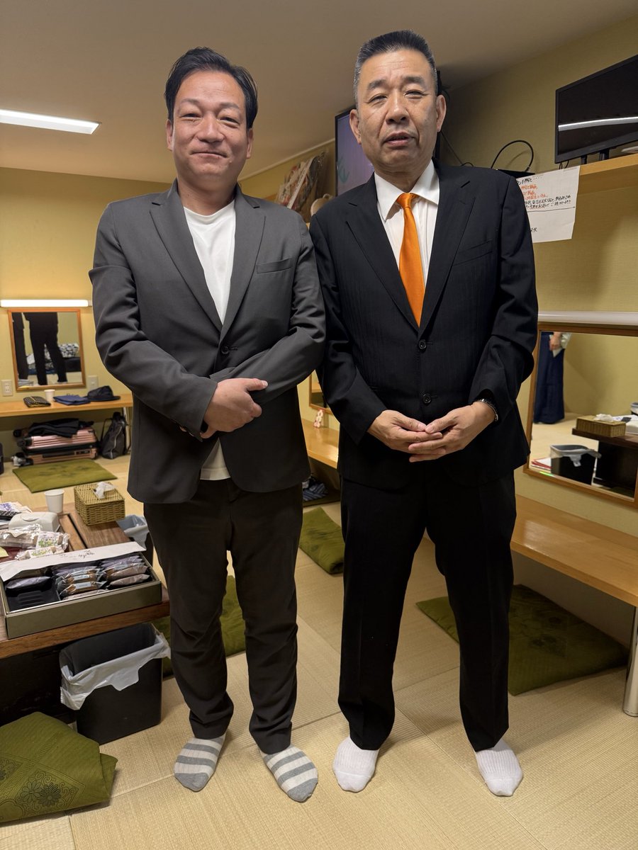 s_tencho25's tweet photo. 繁昌亭20周年特別公演千秋楽⭐️

本日のしころメンバー
にこやか😍

なつかし⁉️の漫才😊
笑福亭松喬さん桂佐ん吉さん
オレンジのネクタイが決めて👍
めっちゃくちゃ笑った❤️

#繁昌亭　#落語
#松旭斎天蝶　#浮かれの蝶
#感謝 https://t.co/ORCFqzhrOv