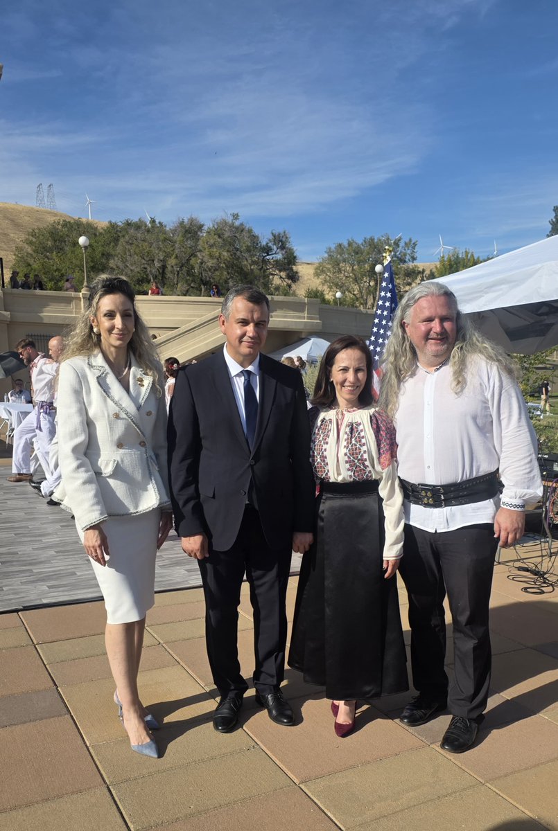 LuciaSava1's tweet photo. 100 years after Queen Marie’s historic visit to t/US, we celebrated at Maryhill Museum of Art a legacy that connects🇷🇴&amp;🇺🇸.
On t/occasion, @eugen_tomac presented t/Order of Cultural Merit to Maryhill Museum recognizing its contribution to preserving&amp;promoting RO cultural heritage. https://t.co/S8z2Q8Gtff