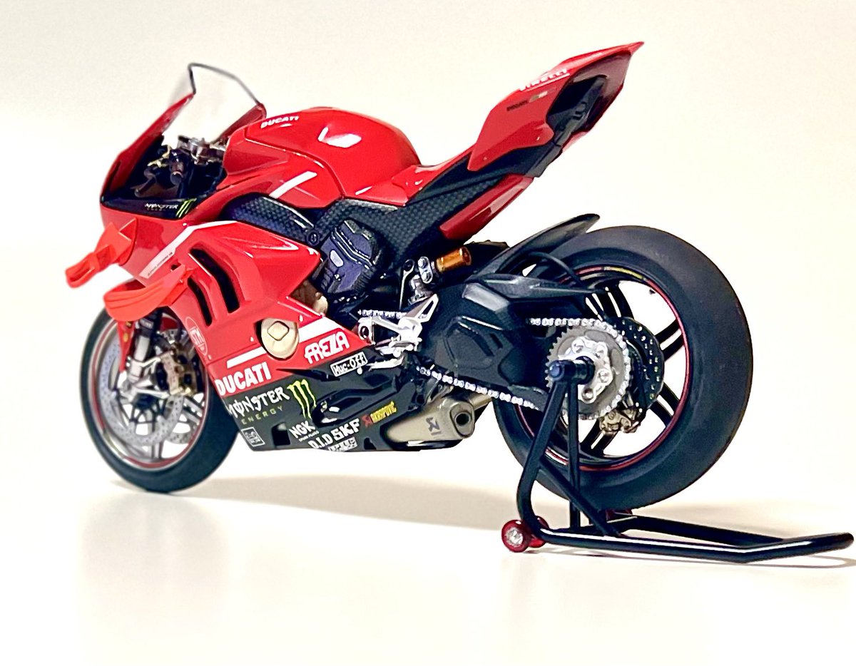 PEARLmodel's tweet photo. レッジェーラRacing完成！
こちらも自分流にアレンジして制作。ウイングの後付感をなくす為塗装。レースで昨今見られるホイールも前後で違うカラーに。キットも優秀でドゥカティの個性溢れる究極の一台ですね。カーボンデカールは車体側に満載しました。楽しかったですね。
#バイク模型が好きだ https://t.co/3GVv7kQY2v