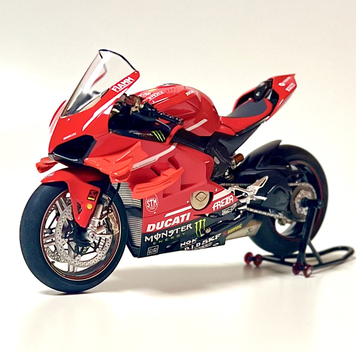 PEARLmodel's tweet photo. レッジェーラRacing完成！
こちらも自分流にアレンジして制作。ウイングの後付感をなくす為塗装。レースで昨今見られるホイールも前後で違うカラーに。キットも優秀でドゥカティの個性溢れる究極の一台ですね。カーボンデカールは車体側に満載しました。楽しかったですね。
#バイク模型が好きだ https://t.co/3GVv7kQY2v