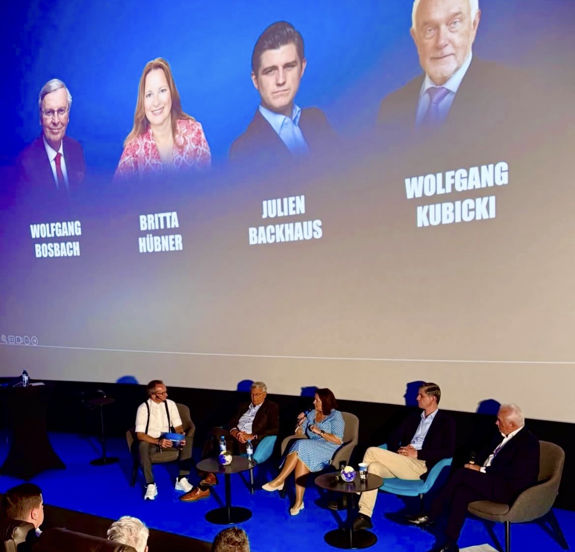 julienbackhaus's tweet photo. Ich habe Wolfgang Kubicki ins Ohr geflüstert, als wir letzte Woche zusammen auf der Bühne in einem Berliner Kino saßen. Auf einer Veranstaltung von swipecor saßen wir zusammen mit Wolfgang Bosbach und Britta Hübner auf dem Podium. Wir haben uns fast 2 Jahre nicht gesehen. Ich habe ihm während der Diskussion zugeflüstert, dass ich ihm von Herzen danke, dass er den Kampf für die FDP übernommen hat. Denn seinen Job will derzeit niemand. Auf verlorenem Posten Motivation zu behalten und jeden Tag gegen Windmühlen zu kämpfen, braucht mehr als Disziplin. Es braucht Überzeugung für eine freie Marktwirtschaft und die Eindämmung des Staates. Als einer der übrig gebliebenen Wähler dieser Partei glaube ich an ein Potenzial von über 10%. Wenn man die Freiheit des Einzelnen zum Kernthema macht. 

#fdp #berlin #wahl #kubicki 
Bild: Ronny Barthel