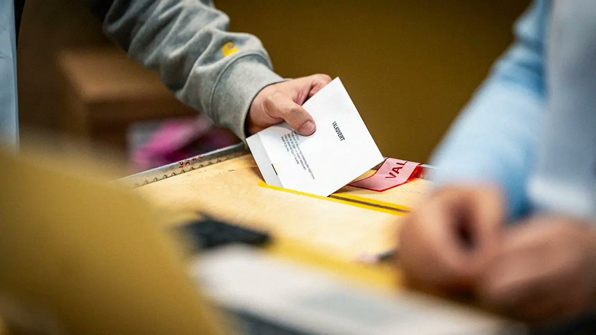 kvartalet's tweet photo. Förkryssade valsedlar delas ut utanför vallokaler, en man följer med kvinnor och visar hur de ska rösta och en röstmottagare misstänker att ungdomar fått betalt för sina röster. Valmyndigheten fick in över 1 600 incidentrapporter. Vi har läst dem.

Här är sju fall som sticker ut.
