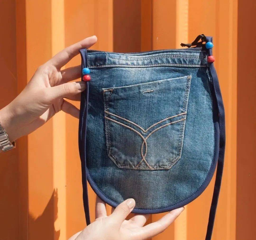 AliciaRhum5at's tweet photo. Upcycled old denim into a trendy crossbody bag—zero waste, full style! #DIYUpcycle #SustainableFashion， https://t.co/bP9JD2W9qo