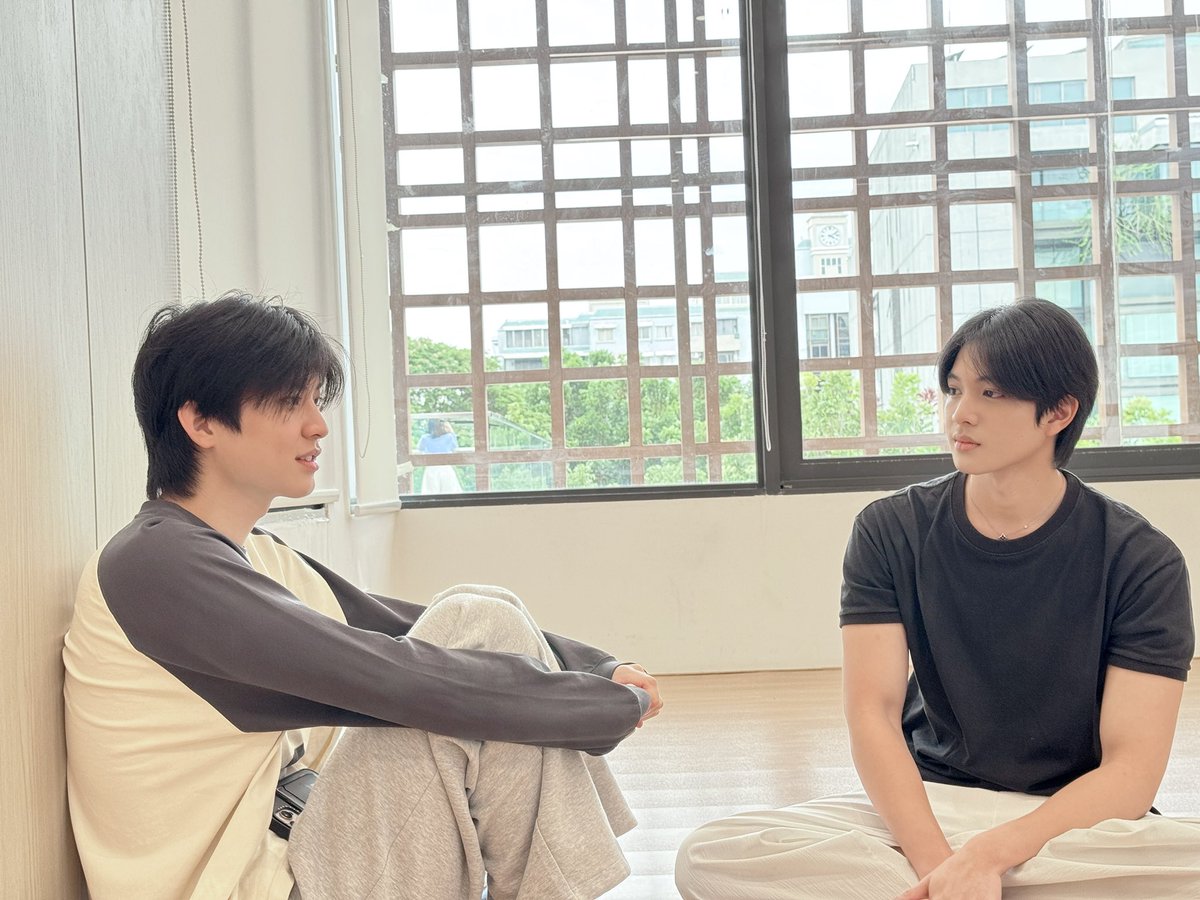 17thSpringTH's tweet photo. ฤดูกาลใบไม้ผลิเริ่มแล้ว 🌱
WORKSHOP ‘17th Spring ใบไม้ผลิปีที่ 17’ วันแรก!! ฝากส่งกำลังใจให้กันเยอะๆ เลยน้า 🍃✨

#17thSpringSeries
#GMMTV https://t.co/yQ5QmgddZG