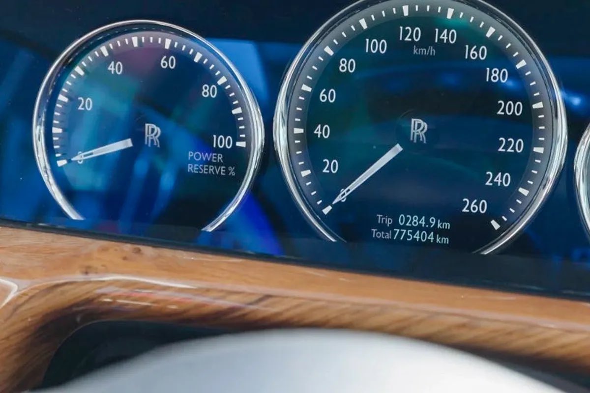 Mileage_impo's tweet photo. 2019 Rolls Royce Phantom 6.75L twin-turbo V12 with 775,404 km (481,813 miles) on the clock. 

The car got a full service history.

The engine,turbos, and transmission are still original. No major repairs were done to the vehicle.

The soft close mechanism on the drivers door got replaced once. 

The vehicle’s service interval is 16,000 km (9,941 miles), so it needs to be serviced every two months.

The first 4 years were covered by Rolls Royce.