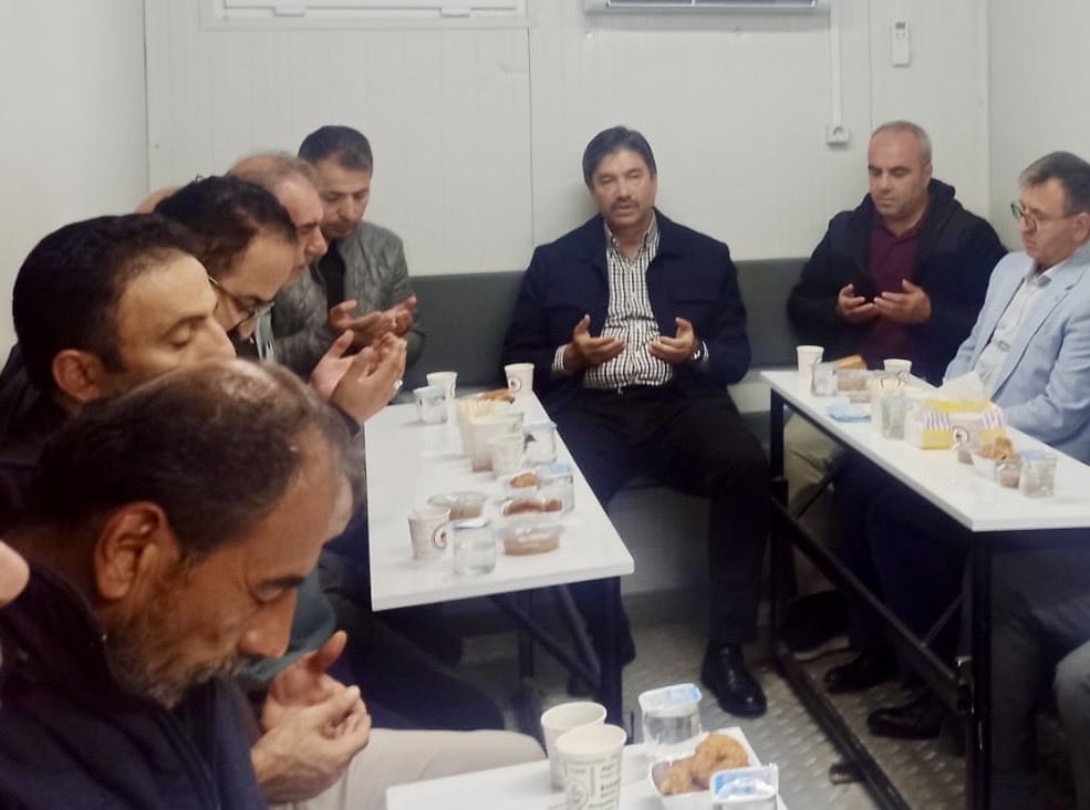 Bem_Bir_Sen's tweet photo. Genel Başkanımız 
Levent Uslu

Genel Başkan Yardımcımız 
Sedat Bika

Rahmet Rahmana kavuşan Sivas Şube Başkan Yardımcımız Hamdi Şeker’in kıymetli Ailesine taziye ziyaretinde bulundu.

Merhum Hamdi Şeker’e ALLAH’tan cc. rahmet; ailesi, yakınları ve Teşkilatımıza sabır ve başsağlığı diliyoruz.

Mekânı cennet, 
makamı âli olsun.