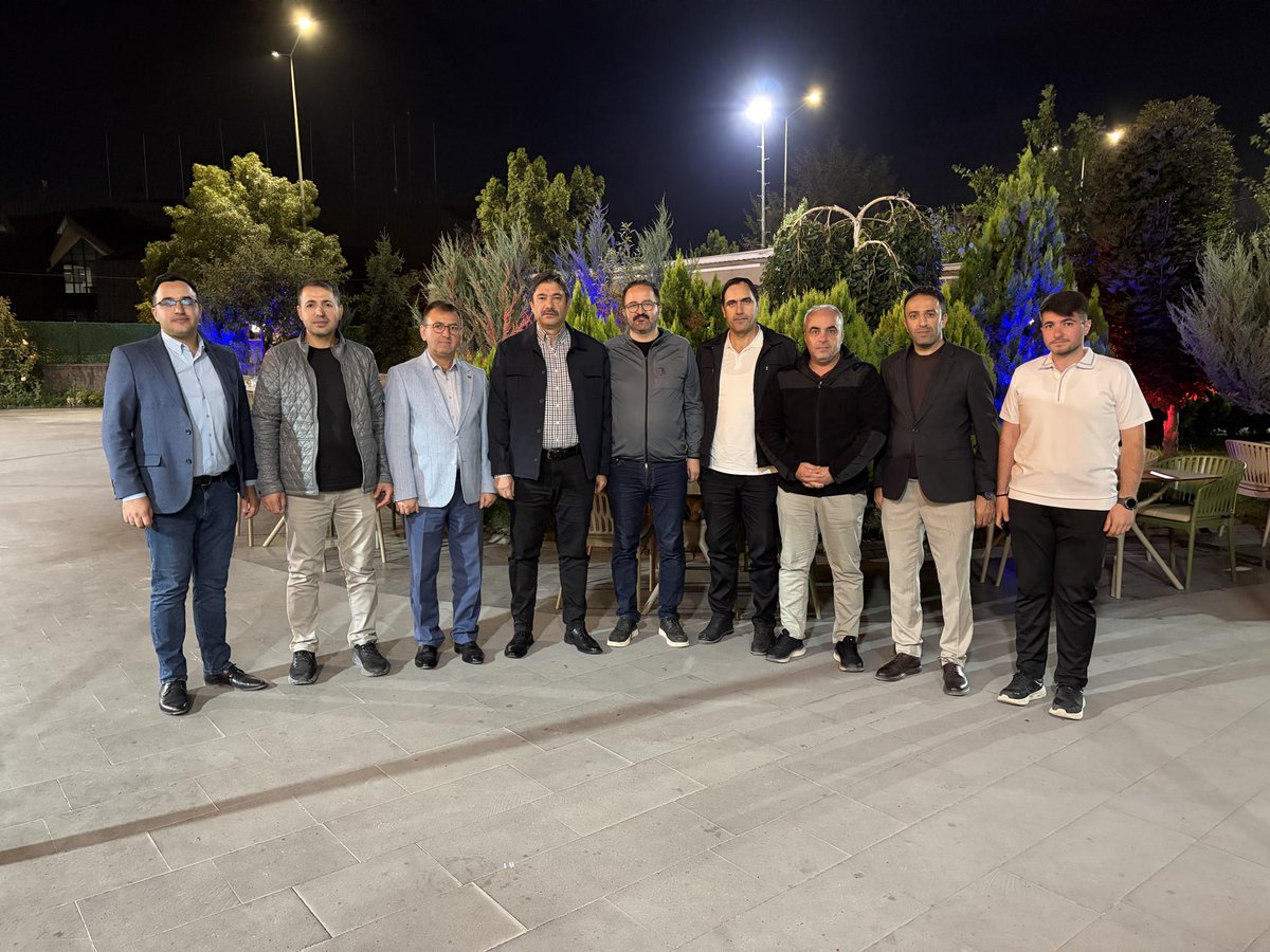 Bem_Bir_Sen's tweet photo. Genel Başkanımız 
Levent Uslu

Genel Başkan Yardımcımız 
Sedat Bika

Rahmet Rahmana kavuşan Sivas Şube Başkan Yardımcımız Hamdi Şeker’in kıymetli Ailesine taziye ziyaretinde bulundu.

Merhum Hamdi Şeker’e ALLAH’tan cc. rahmet; ailesi, yakınları ve Teşkilatımıza sabır ve başsağlığı diliyoruz.

Mekânı cennet, 
makamı âli olsun.