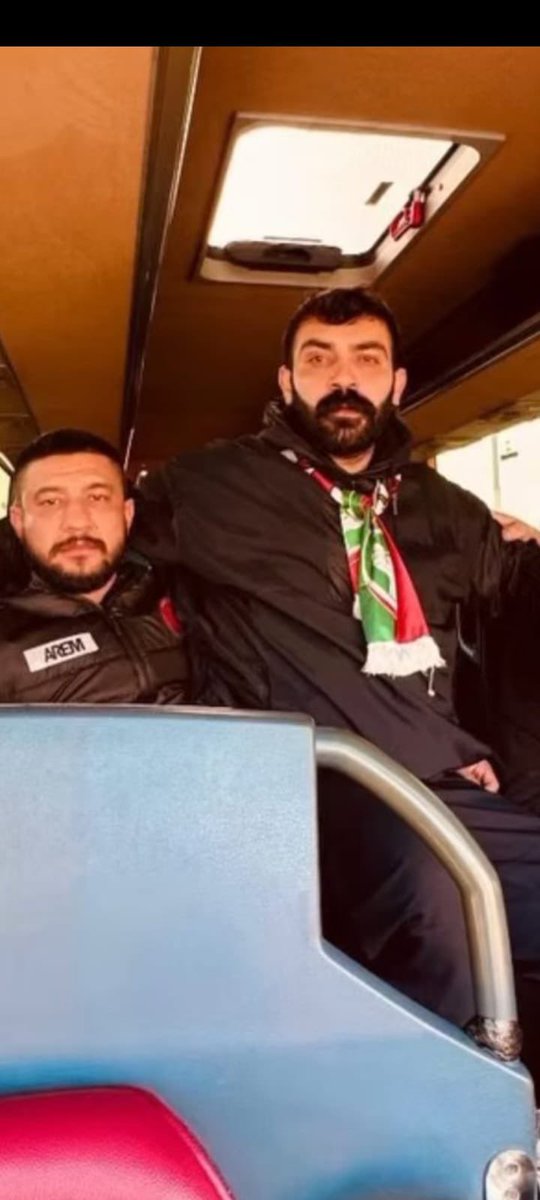 1922haso's tweet photo. @Berkmontana07 @Nalcacililar Senin abilerin vatan hainleri ile oturup poz veriyor ne anlatıyon ya https://t.co/L1l1xAJ9tR