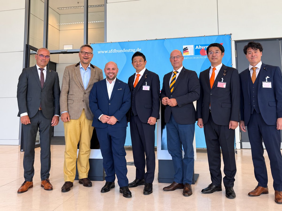 Frohnmaier_AfD's tweet photo. 🇩🇪🤝🇯🇵 Japanische Freunde zu Gast im Deutschen Bundestag!

Diese Sitzungswoche begrüßen wir eine Delegation der japanischen Partei Sanseitō mit Parteipräsident Sohei Kamiya, dem Unterhausabgeordneten Koichirō Tani und dem ehemaligen Botschafter Tatsuo Arai. Im Rahmen ihres Besuchs finden mehrere Gespräche mit Vertretern der AfD-Bundestagsfraktion statt.

Patriotische Kräfte stehen weltweit vor ähnlichen Herausforderungen. Umso wichtiger sind der internationale Austausch und die Zusammenarbeit jener Parteien, die nationale Souveränität, kulturelle Identität und die Interessen der eigenen Bürger in den Mittelpunkt stellen.

Wir danken unseren japanischen Gästen für den offenen und freundschaftlichen Austausch!