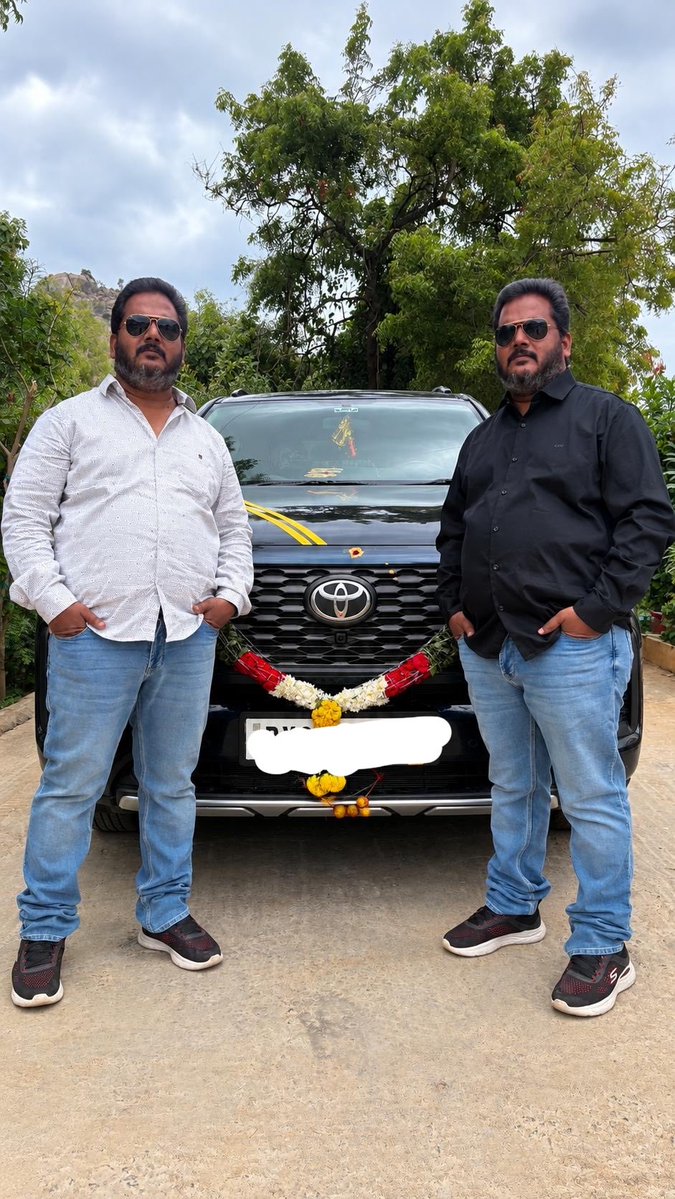 NagarajaReddyS's tweet photo. White & Black 😀 #Toyota #Hycross https://t.co/qMHSJLHTJc