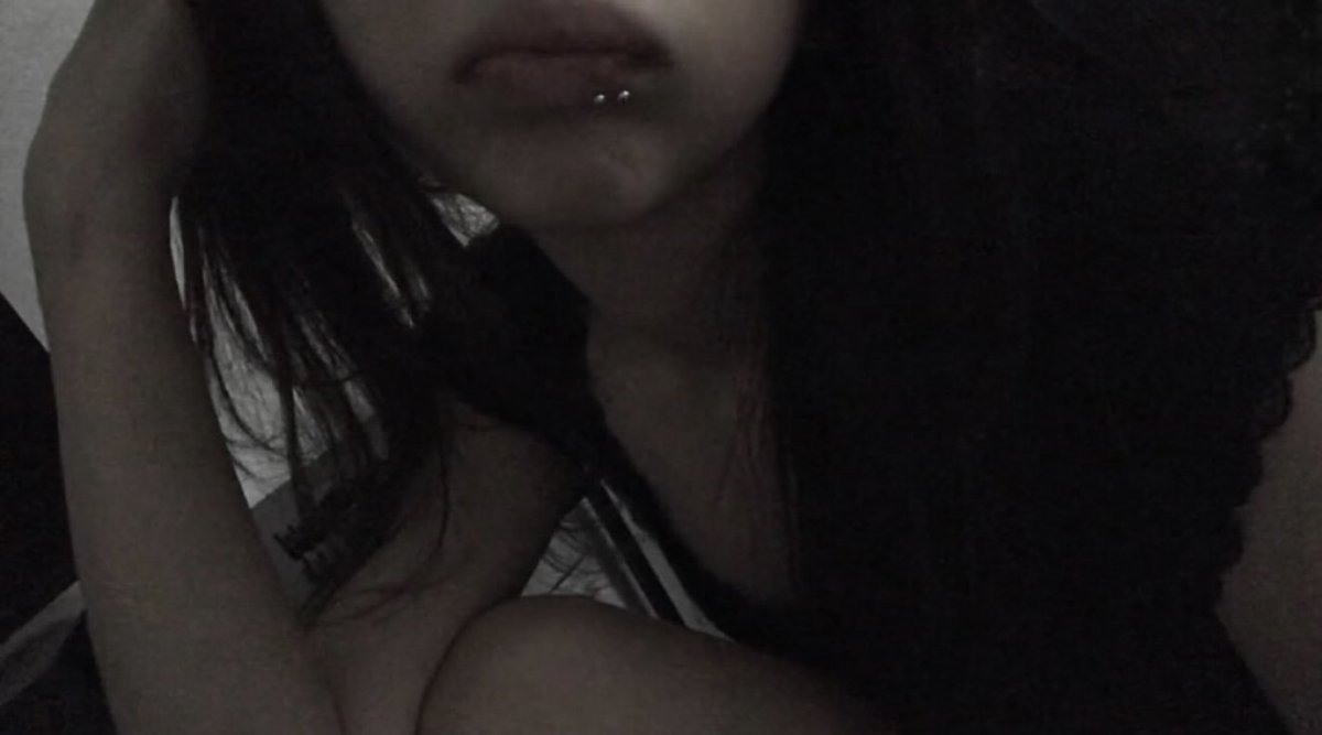cloverbunnylol's tweet photo. kiss goodnight https://t.co/BjmBcjECIm