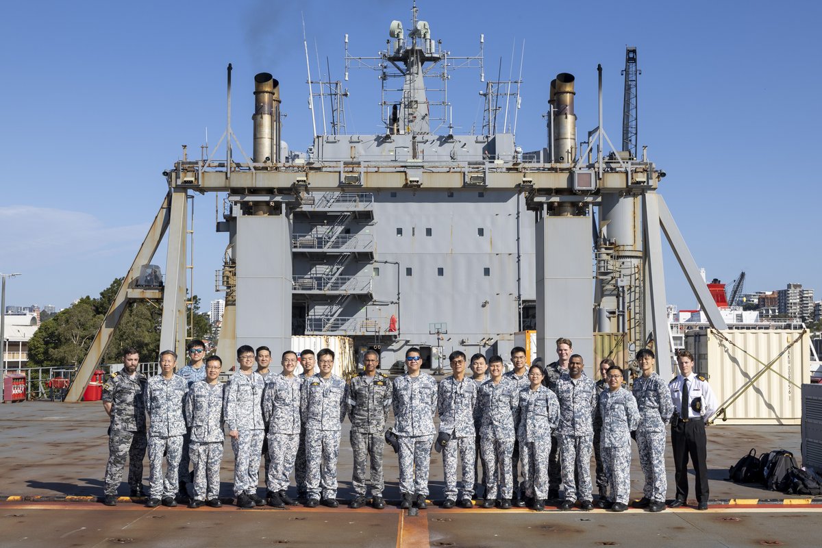 DefenceAust's tweet photo. 📍 Sydney, NSW

Put the @Australian_Navy with the Republic of Singapore Navy and what do you get? Exercise Singaroo! 🇦🇺 🇸🇬

The bilateral exercise brings together Australian and Singaporean officers and sailors in a desktop wargaming environment to plan and respond to a complex regional security scenario, strengthening combined command and control, operational planning and decision-making skills.

#YourADF #AusNavy @mindefsg