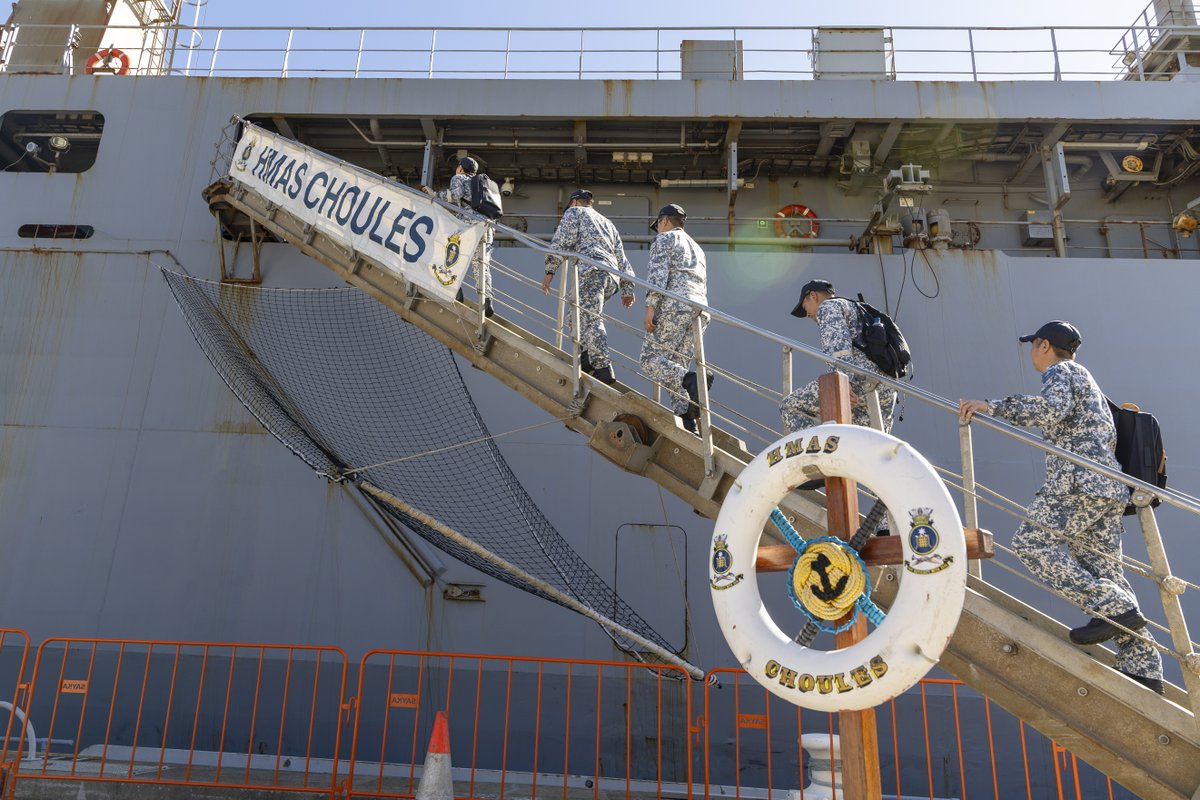 DefenceAust's tweet photo. 📍 Sydney, NSW

Put the @Australian_Navy with the Republic of Singapore Navy and what do you get? Exercise Singaroo! 🇦🇺 🇸🇬

The bilateral exercise brings together Australian and Singaporean officers and sailors in a desktop wargaming environment to plan and respond to a complex regional security scenario, strengthening combined command and control, operational planning and decision-making skills.

#YourADF #AusNavy @mindefsg