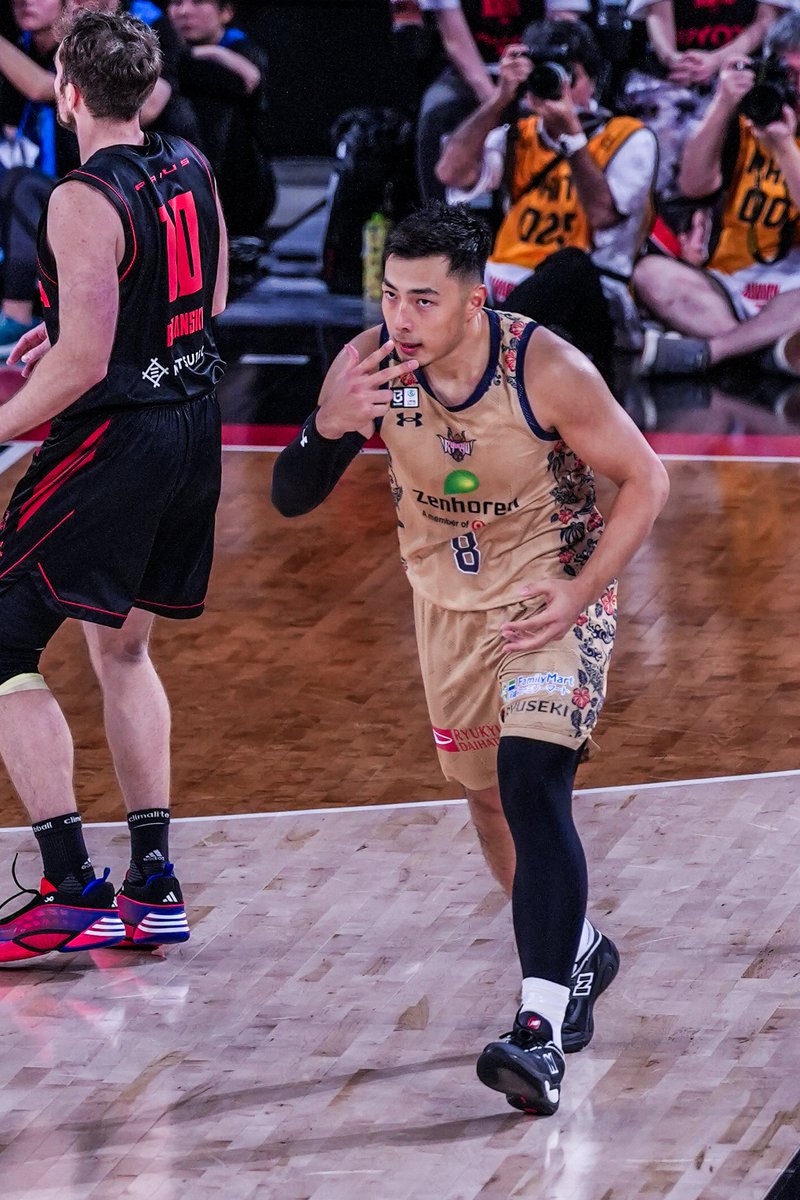 mijinko_basket's tweet photo. #琉球ゴールデンキングス
 #佐土原遼 選手

テンポずらしてディフェンスを交わしてスリーを沈めた佐土原さん、華々しくセレブレーション決めながらも目が""マジ""だったの正直とてもかっこよかった

どんな時でも泥臭く着実にいこうとするハングリー精神に輝くものがある https://t.co/GnUojqteDZ