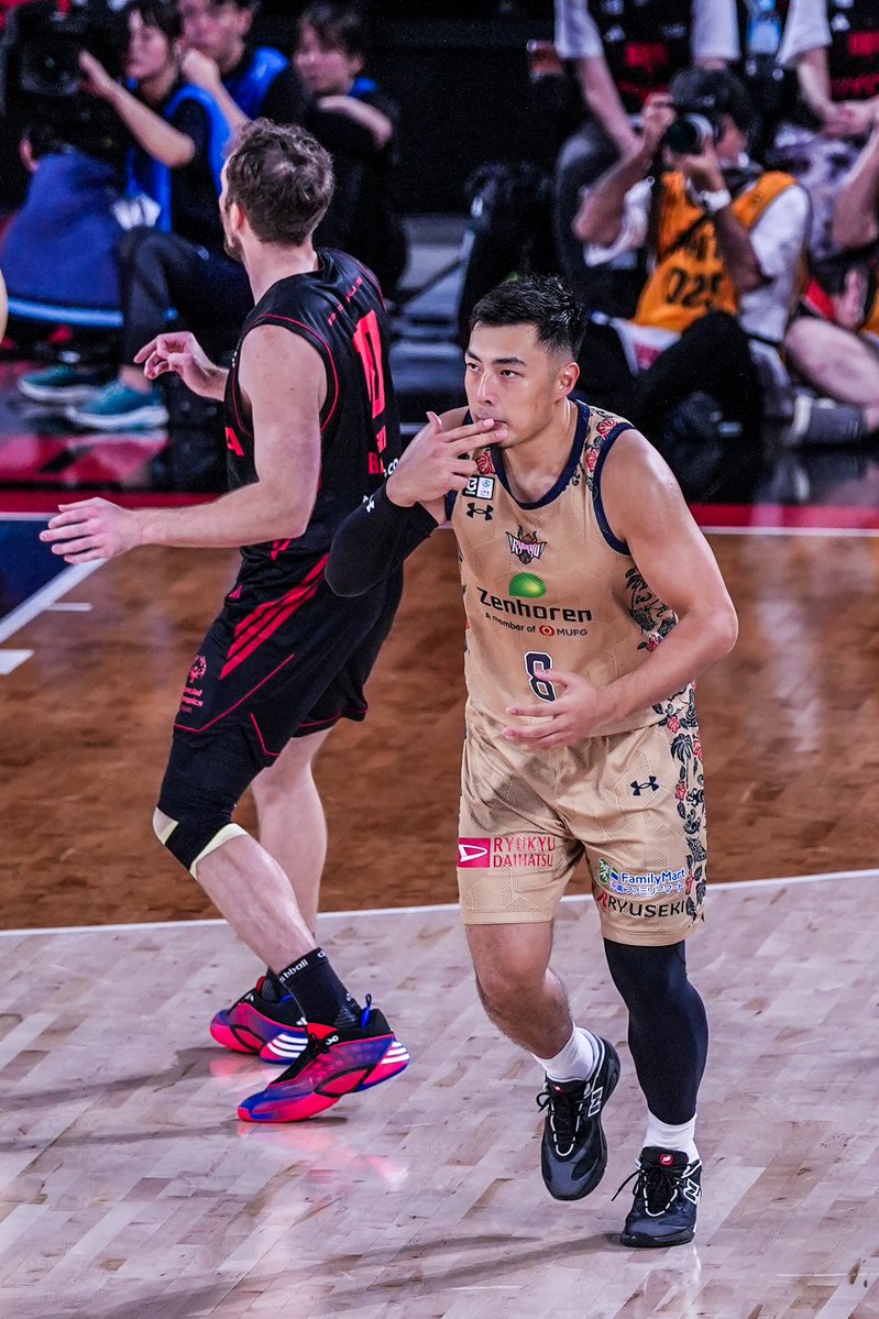 mijinko_basket's tweet photo. #琉球ゴールデンキングス
 #佐土原遼 選手

テンポずらしてディフェンスを交わしてスリーを沈めた佐土原さん、華々しくセレブレーション決めながらも目が""マジ""だったの正直とてもかっこよかった

どんな時でも泥臭く着実にいこうとするハングリー精神に輝くものがある https://t.co/GnUojqteDZ
