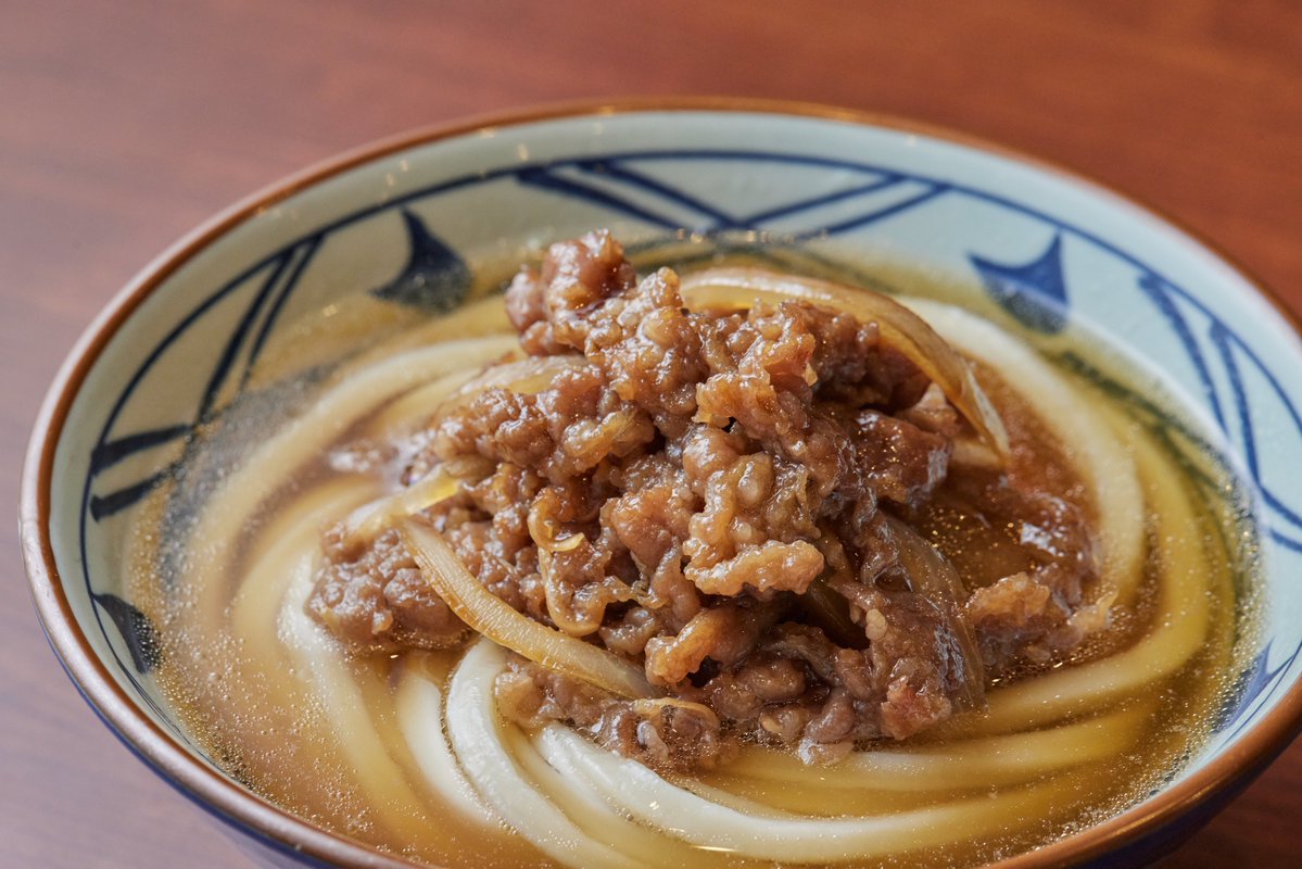 UdonMarugame's tweet photo. 牛肉は熱々のできたてを味わっていただきたい！
という想いから、 #焼きたて肉うどん はご注文ごとに牛肉を焼き上げることにこだわっています。
お肉そのものだけでなく、旨みが溶けだした「だし」が打ち立てうどんに絡むのもたまらない✨
食べたい！と思ったらリポスト🔁で教え��下さい♪ #丸亀製麺 https://t.co/j9tMkMCkgv