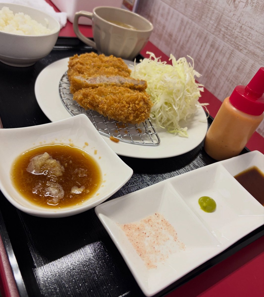 dojochoo's tweet photo. 名前だけで入ってみたけど
普通のとんかつ定食を頼んだ後に
マシカツにすれば良かったと後悔😂(また来れば良いか) https://t.co/v0h2rwc7Bb