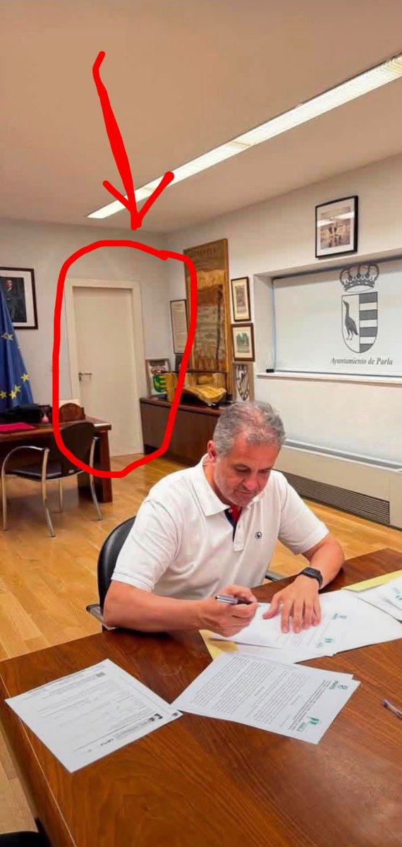 ppparla's tweet photo. Alcalde, si es tremendamente sencillo. Hazte un vídeo abriendo la puerta blanca que hay al fondo.

Pero antes de abrir, deja la cocina recogida y todo ordenado, por imagen principalmente. https://t.co/Z5HIez9klk