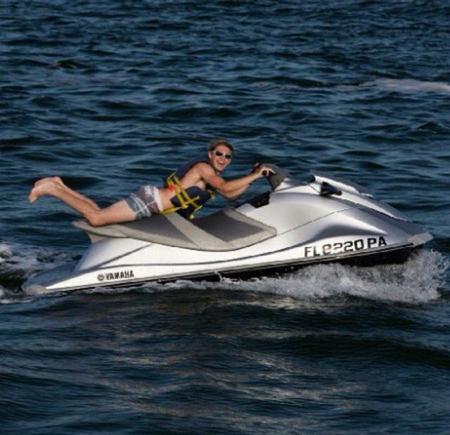 NHItalyUpdates's tweet photo. Niall ha allegato la sua foto sul jetski sul maxi schermo durante il lyric “J’adore la mer” in Nice To Meet Ya😅

#DPLOTBirmingham https://t.co/aOipkbbvVk