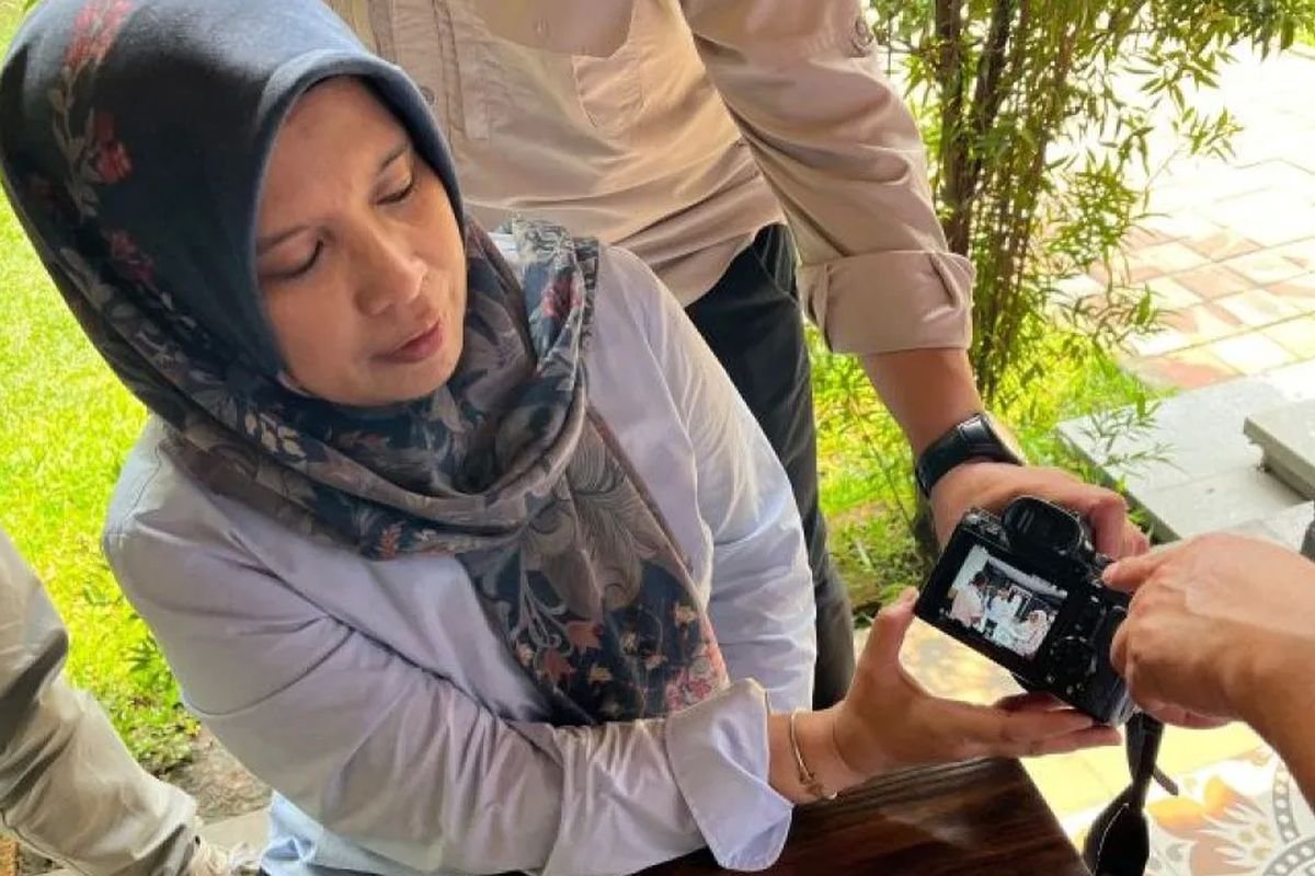 LambeSahamjja's tweet photo. sidak ombudsman di lapas cibinong nemuin fasilitas kayak apartemen:
- ombudsman sidak kedua ke lapas cibinong dan nemuin lebih dari 10 kamar setara apartemen di belakang kompleks lapas
- kamarnya lengkap ada ruang tamu kamar tidur dapur tv kulkas sampe alat masak
- ada sekitar 6-7 orang diduga warga binaan yang ada di area itu tapi identitasnya belum jelas
- tim ombudsman sempet dihalang halangi masuk 
- bahkan sampe cekcok dorong dorongan sama petugas keamanan dan ada yang kakinya kejepit