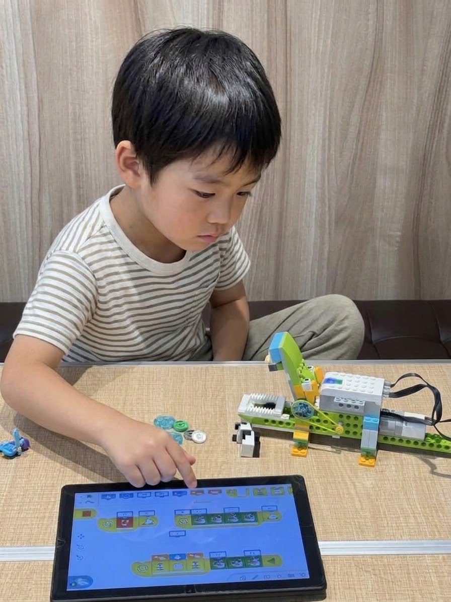 gapghachinohe's tweet photo. 年長さんの真剣なまなざし。今日は40分間集中して取り組みました。
親御さんからもご家庭での変化を伺えると嬉しくなります。

#ならいごと  #こどもプログラミング  #WeDo  #LEGO

※この男の子は生成AIです。教室終了後に撮影した画像に生成しました。足の崩し具合がリアルですね https://t.co/s1yNh1s61B