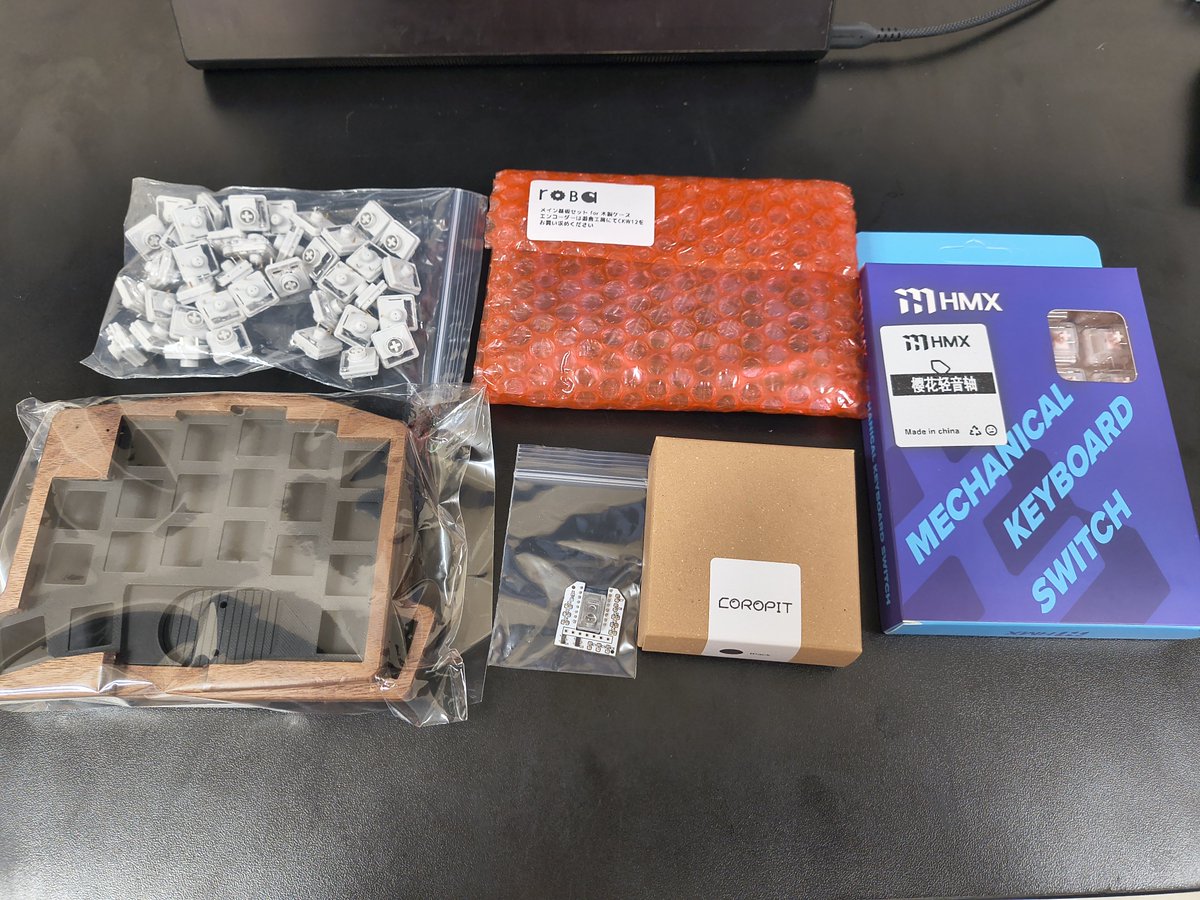 WOL6's tweet photo. 今日の戦利品 roBa木製ケースセット おもちゃはいくらあってもいい 追加購入部品メモ xiaonrf52840 L字コンスルー ネジM1.7 ckw12 lipoバッテリー L字コンスルー
#tkx26 https://t.co/EmCMoDlYXY