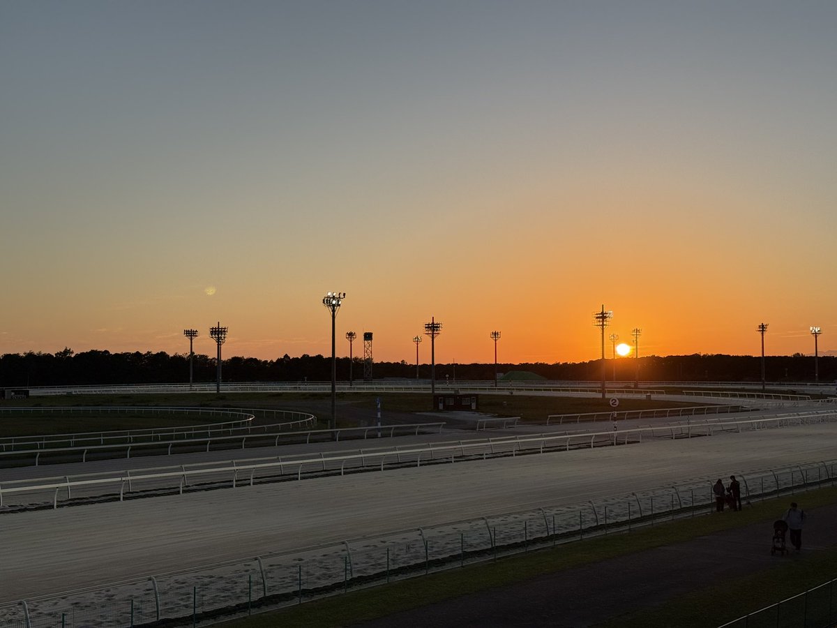 toukeido's tweet photo. いい夕焼け

#門別競馬場 https://t.co/sBAvlzBMeu