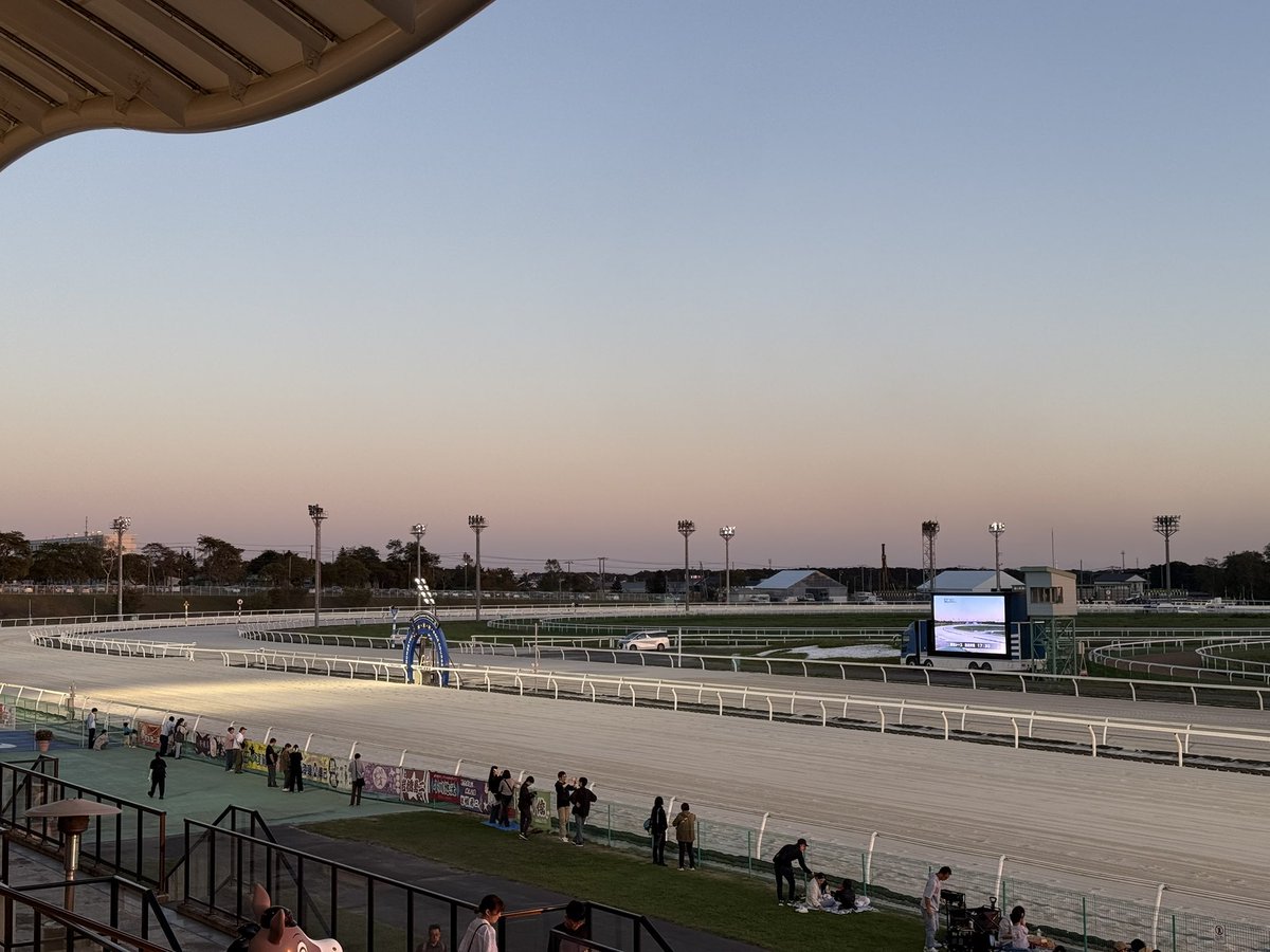 toukeido's tweet photo. いい夕焼け

#門別競馬場 https://t.co/sBAvlzBMeu