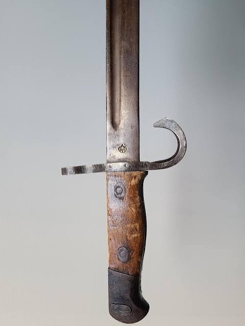 yvTMdD5Ikx42144's tweet photo. 豊川海軍工廠の刻印と云われるが不錆鋼刀に打たれてる刻印と違う様な気がする。とすると何処製なんだ?となる。 https://t.co/hKq4ZoI4gP