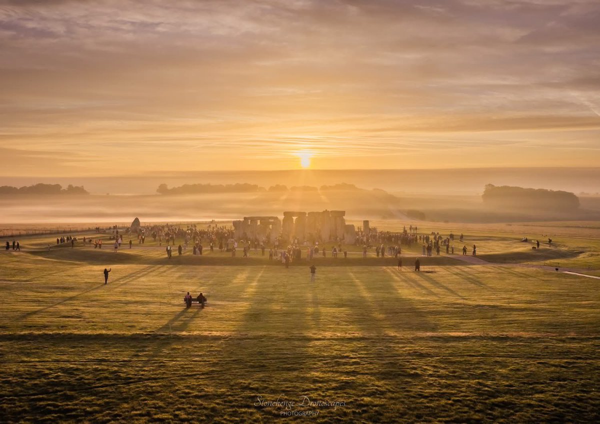 ST0NEHENGE's tweet photo. Stonehenge celebrations for Autumn Equinox sunrise this morning 🤩🍂☀️ Drone photo credit Nick Bull 🙏
#autumn #autumnequinox #september #celebration #sunrise #stonehenge https://t.co/RZtmxEu1D7